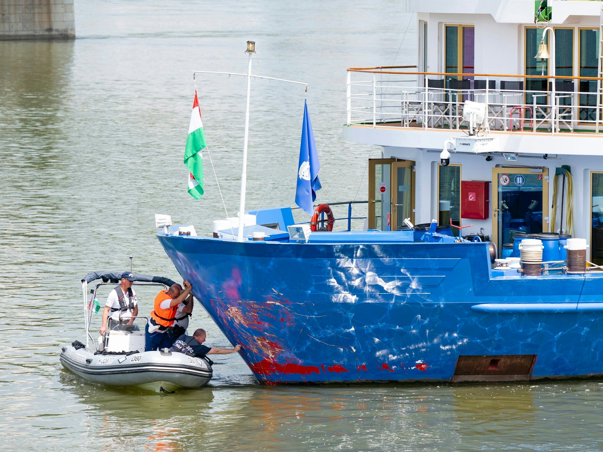 Polizeiermittler untersuchen den Bug eines Flusskreuzfahrtschiffes nach einem Zwischenfall.