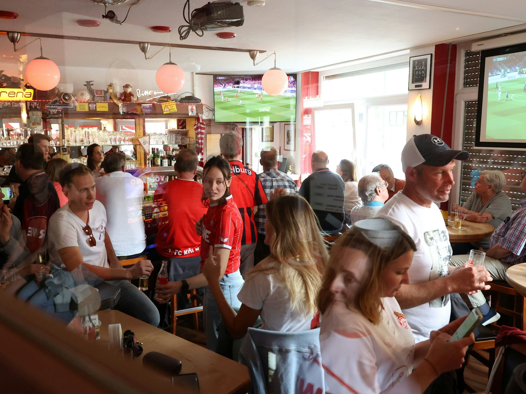 FC-Fans gucken das Spiel in einer Kneipe.
