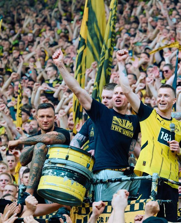 Marco Reus feiert mit den Fans auf der Südtribüne in Dortmund