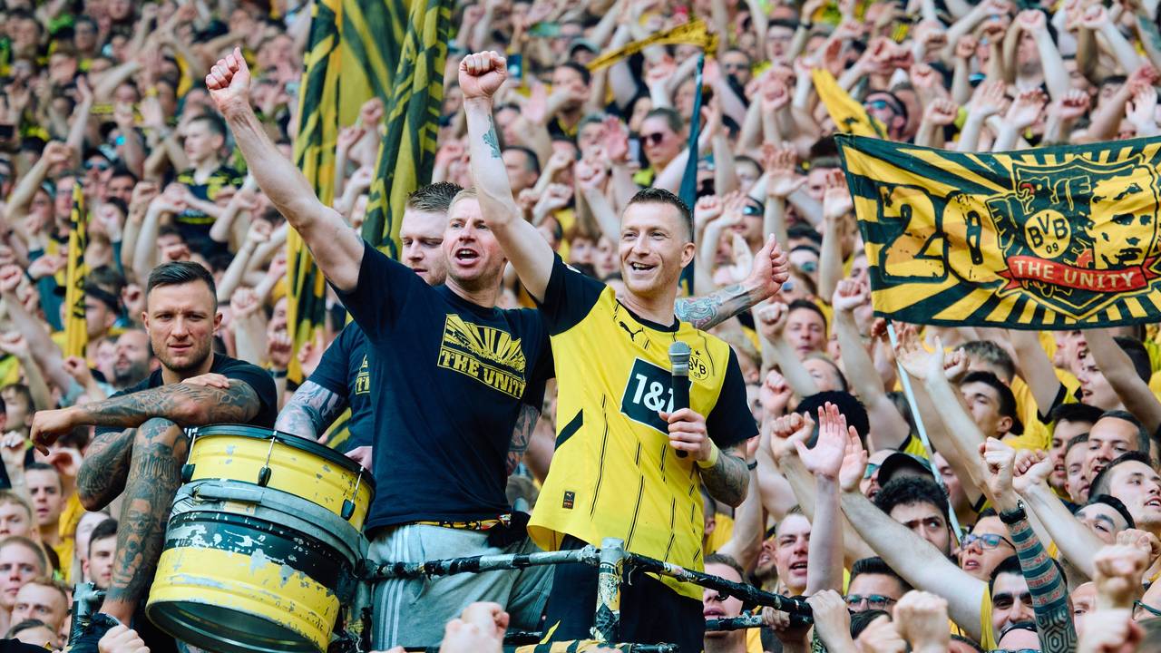 Marco Reus feiert mit den Fans auf der Südtribüne in Dortmund
