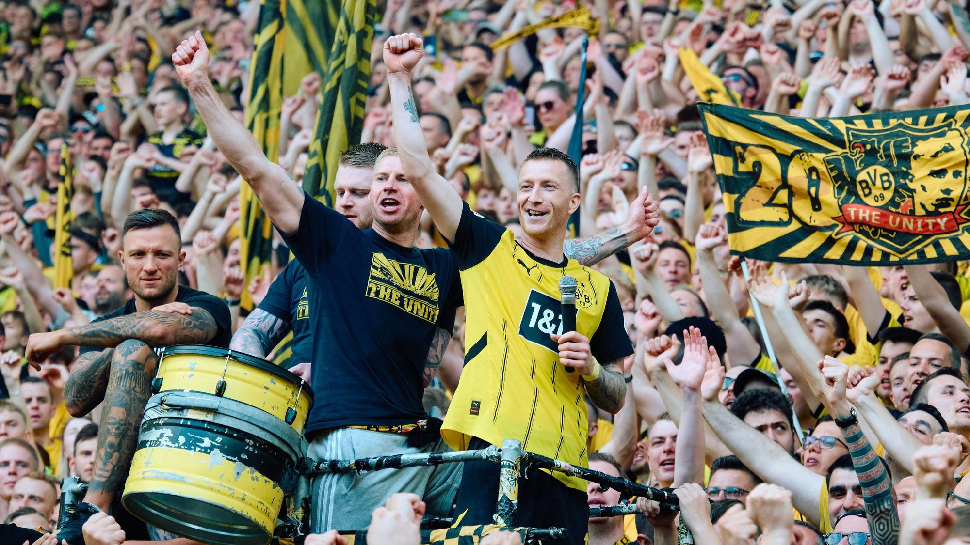 Marco Reus feiert mit den Fans auf der Südtribüne in Dortmund
