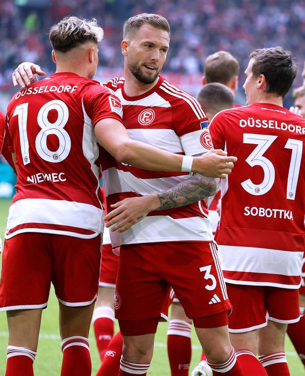 Fortuna Düsseldorfs Kapitän Andre Hoffmann jubelt im Spiel gegen den 1. FC Magdeburg mit seinen Teamkollegen.