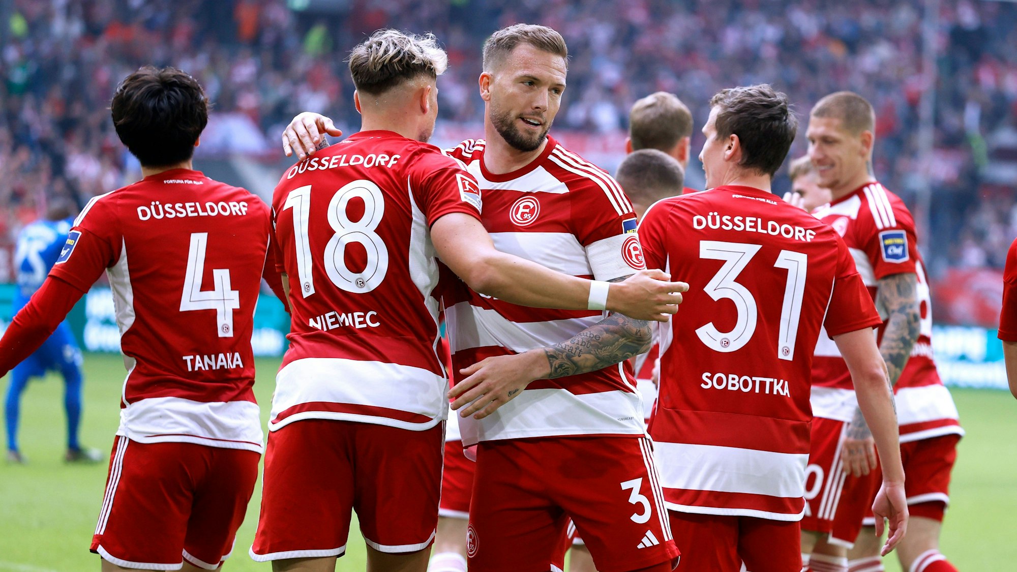 Fortuna Düsseldorfs Kapitän Andre Hoffmann jubelt im Spiel gegen den 1. FC Magdeburg mit seinen Teamkollegen.