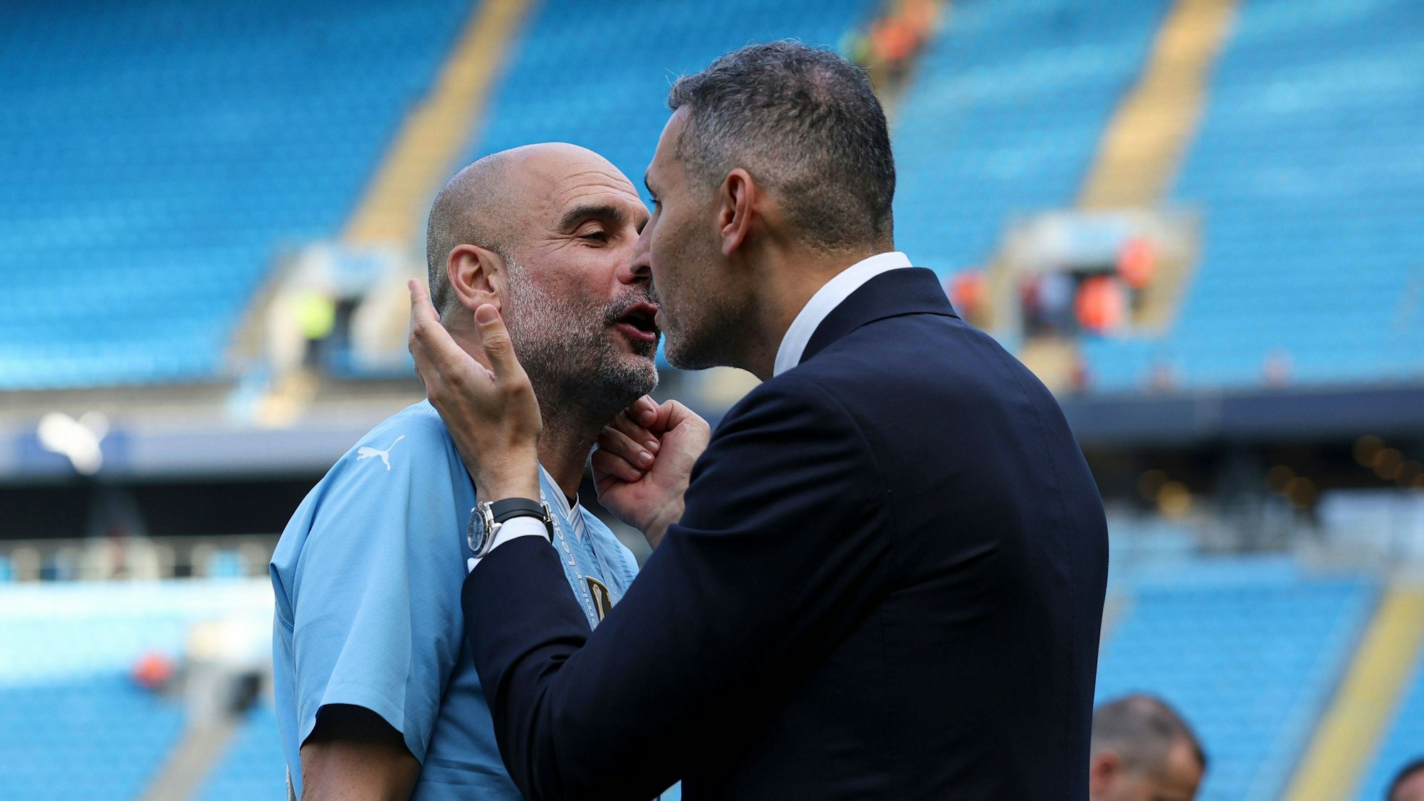 Pep Guardiola und Khaldoon Al Mubarak umarmen sich.
