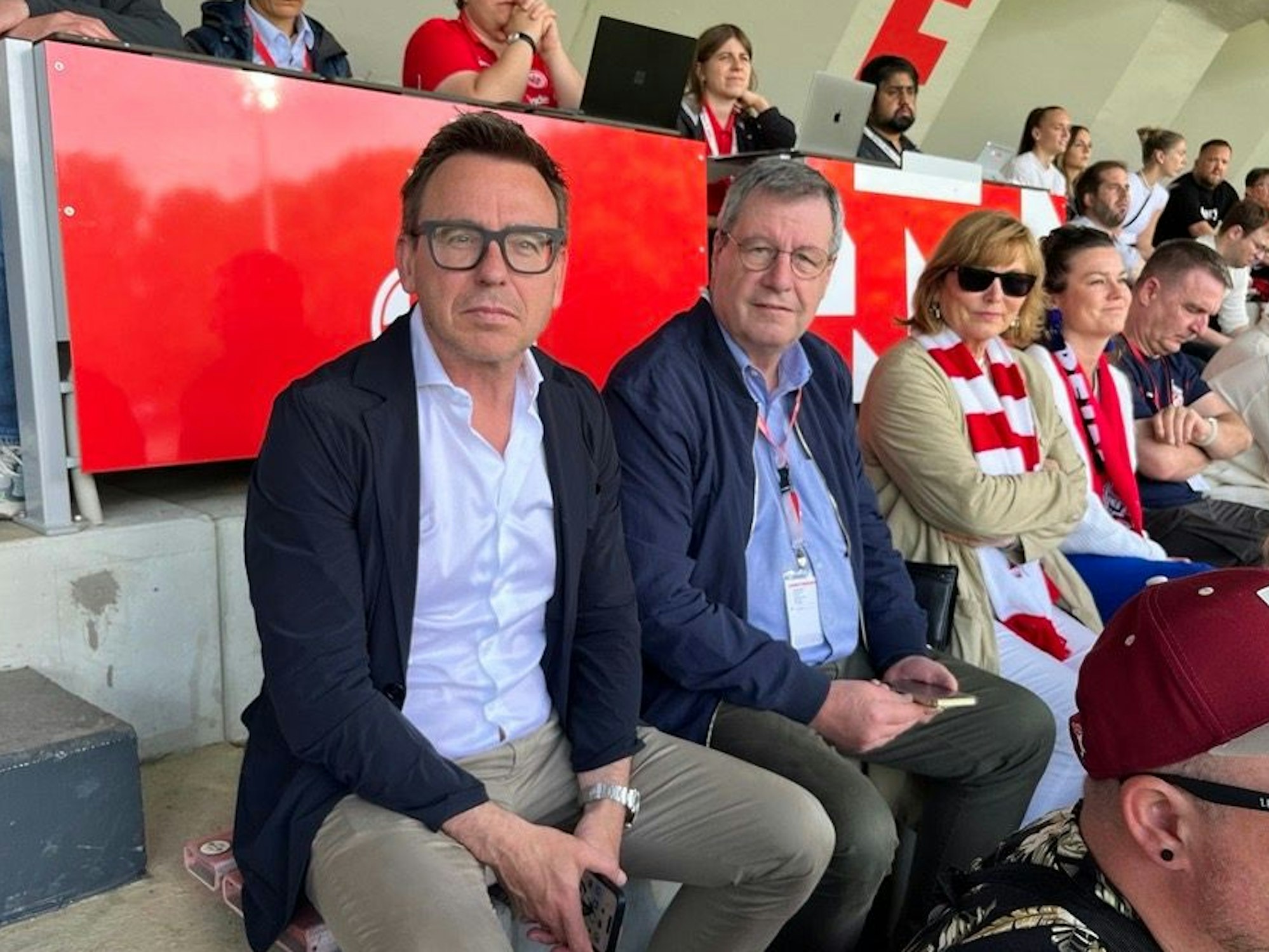 FC-Geschäftsführer Markus Rejek und Präsident Werner Wolf auf der Tribüne beim Spiel der Kölner Frauen.