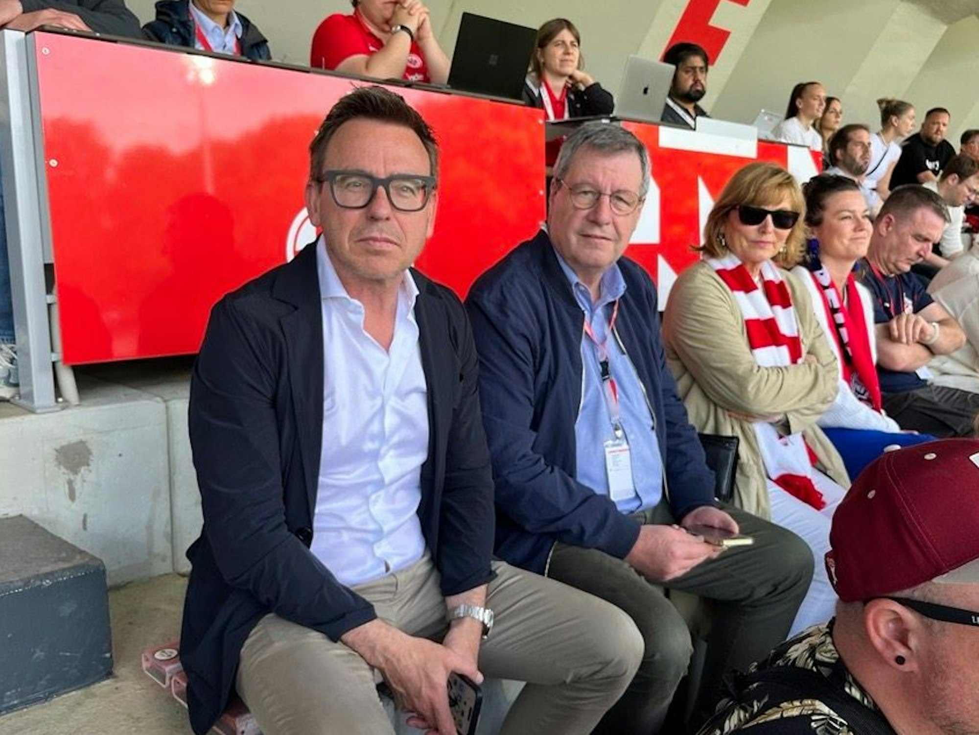 FC-Geschäftsführer Markus Rejek und Präsident Werner Wolf auf der Tribüne beim Spiel der Kölner Frauen.