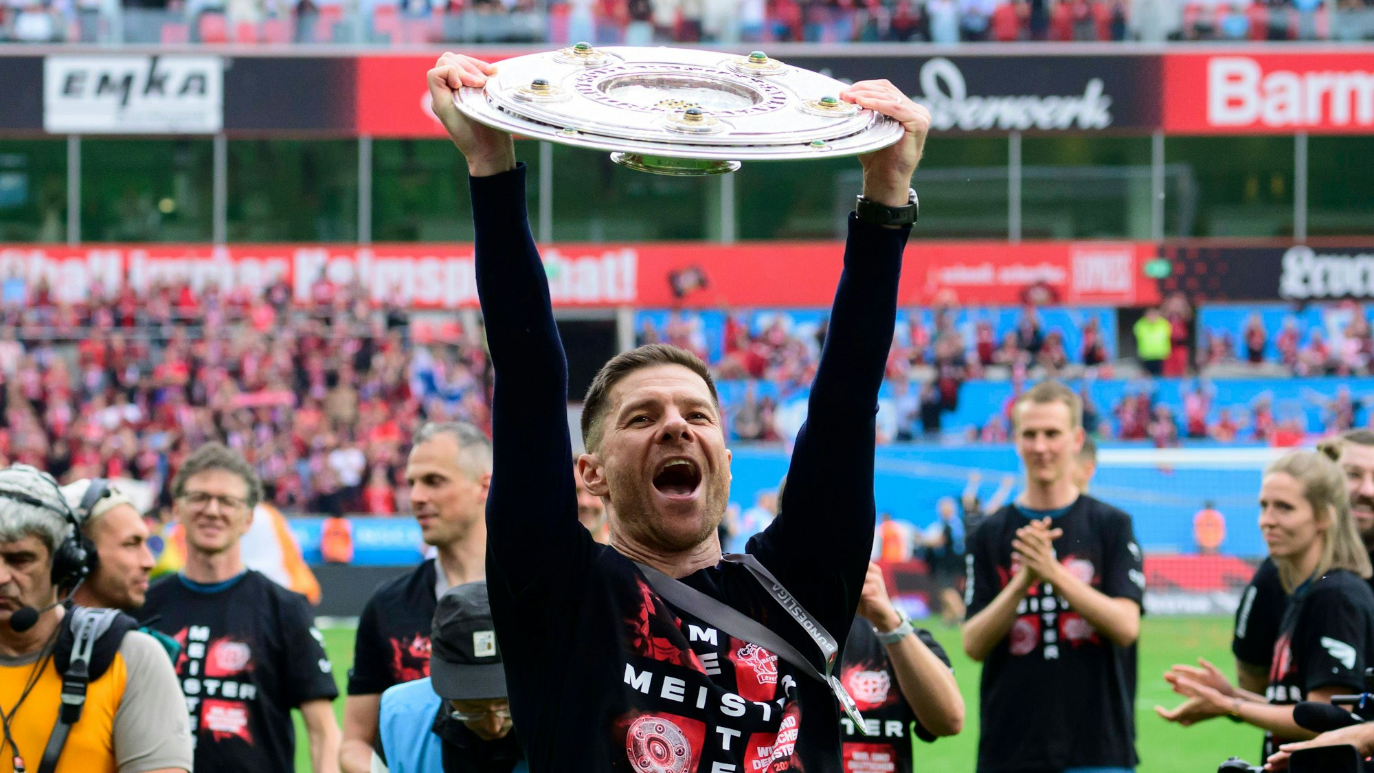 Xabi Alonso, Trainer von Bayer 04 Leverkusen, reckt die Meisterschale in die Höhe.