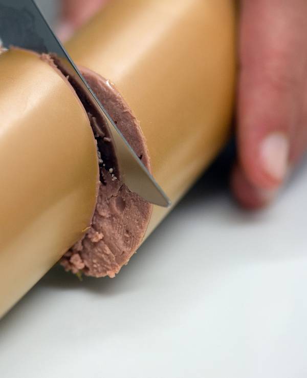 Vor dem Oberverwaltungsgericht wird über die korrekte Füllmenge von Wurstwaren verhandelt. Das Symbolfoto vom 14. Juli 2014 zeigt eine Frau, die eine Leberwurst anschneidet.