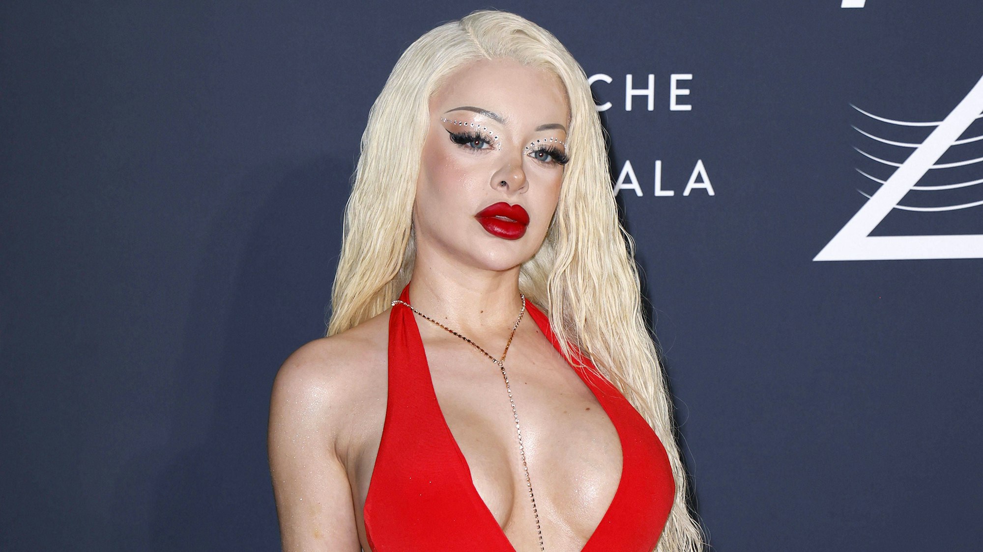 Katja Krasavice posiert für die Kamera.