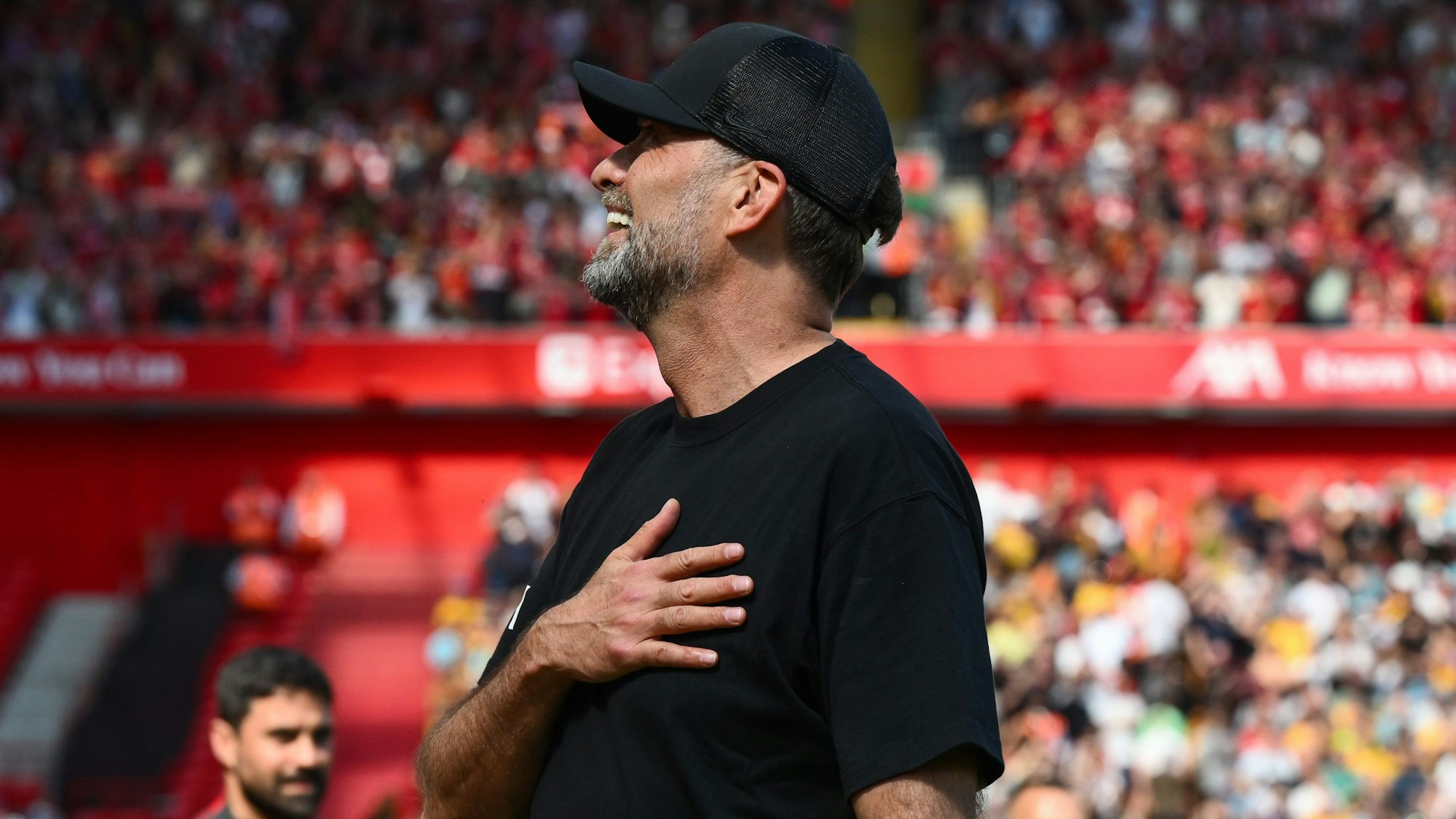 Liverpools Trainer Jürgen Klopp begrüßt die Fans vor dem Spiel.