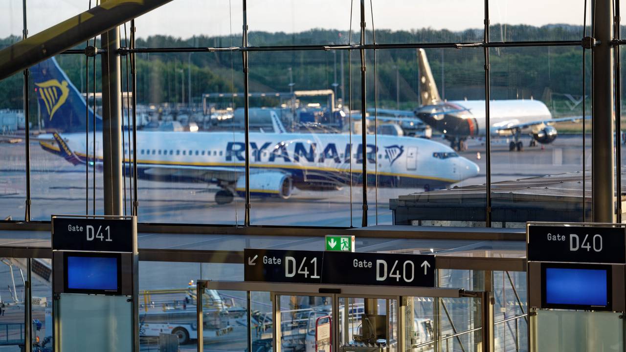 Eine Maschine der Fluggesellschaft Ryanair steht auf dem Flughafen Köln/Bonn auf dem Rollfeld.