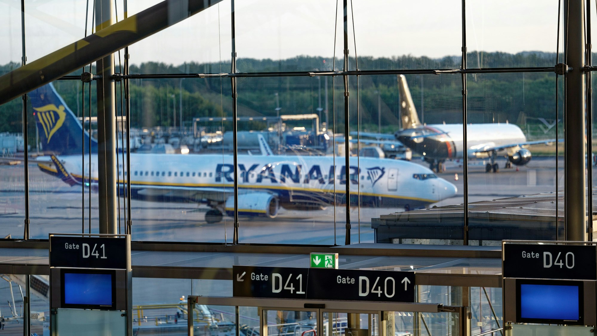 Eine Maschine der Fluggesellschaft Ryanair steht auf dem Flughafen Köln/Bonn auf dem Rollfeld.