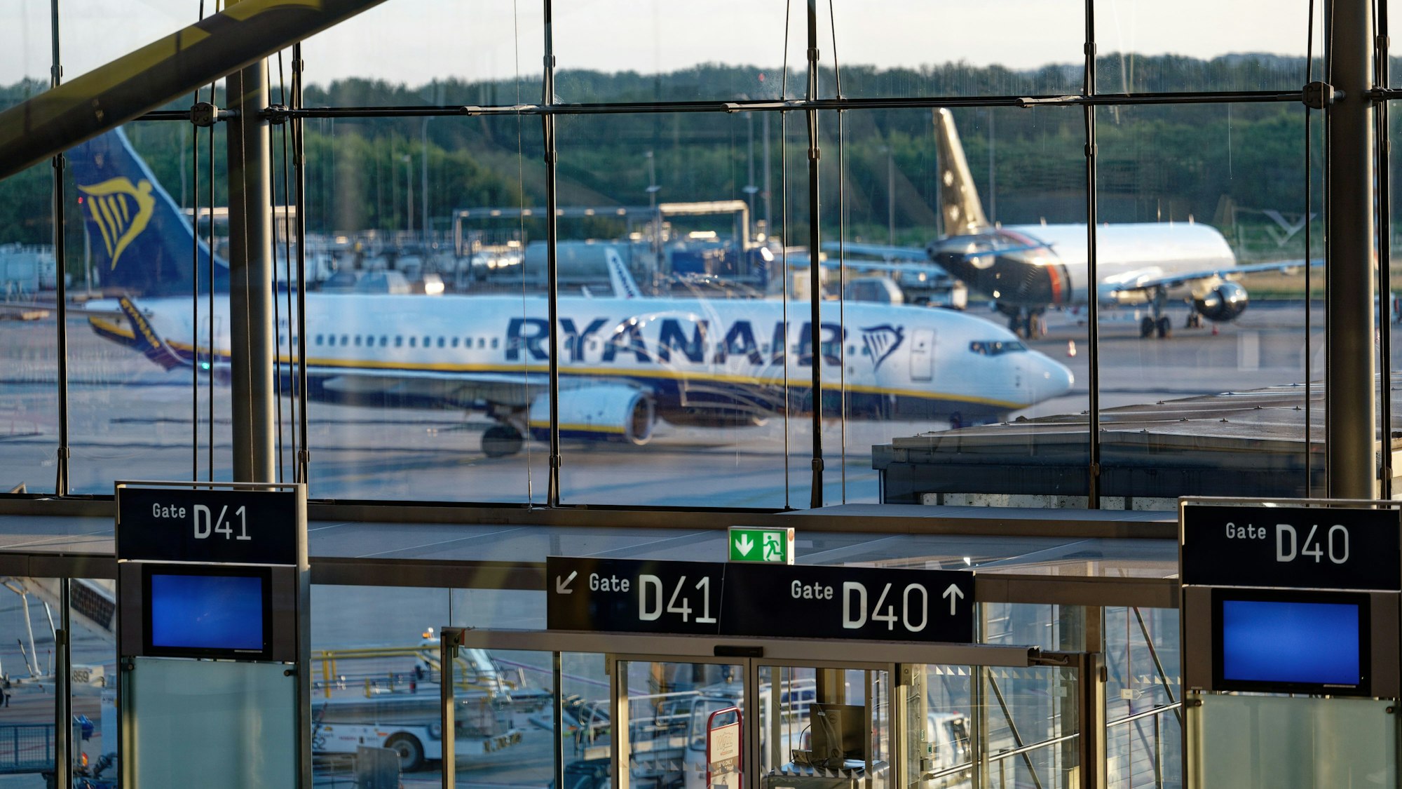 Eine Maschine der Fluggesellschaft Ryanair steht auf einem Rollfeld.