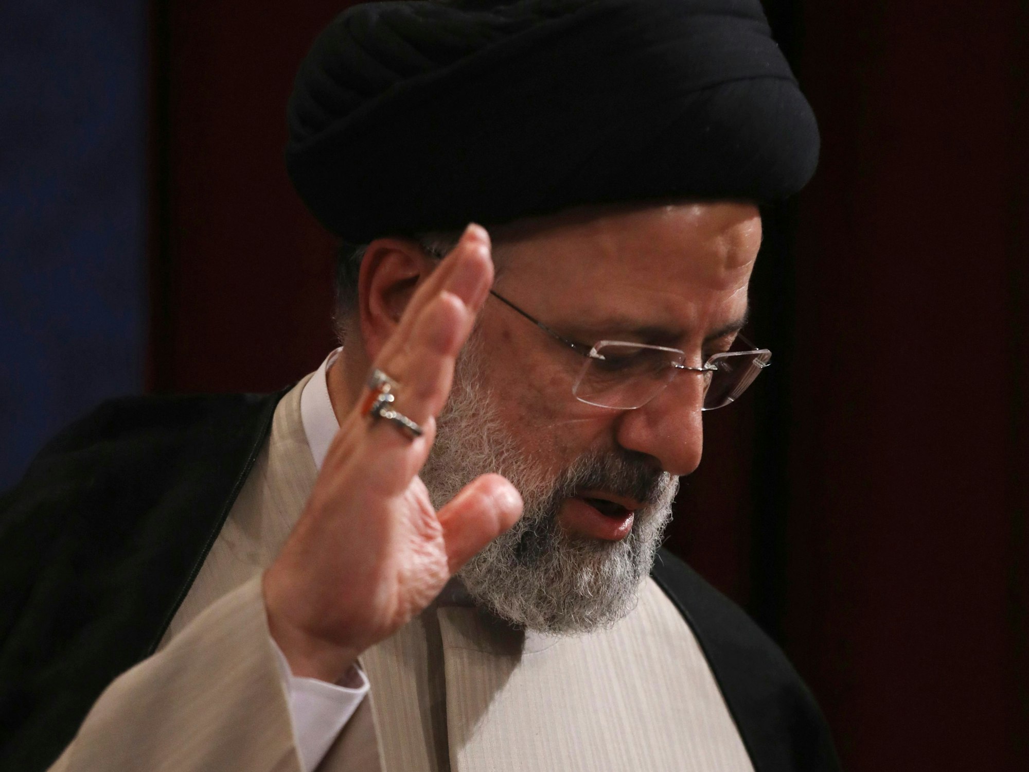 Der gewählte Präsident Ebrahim Raisi winkt den Teilnehmern seiner Pressekonferenz in Teheran am 21. Juni 2021 zu, als er diese verlässt.