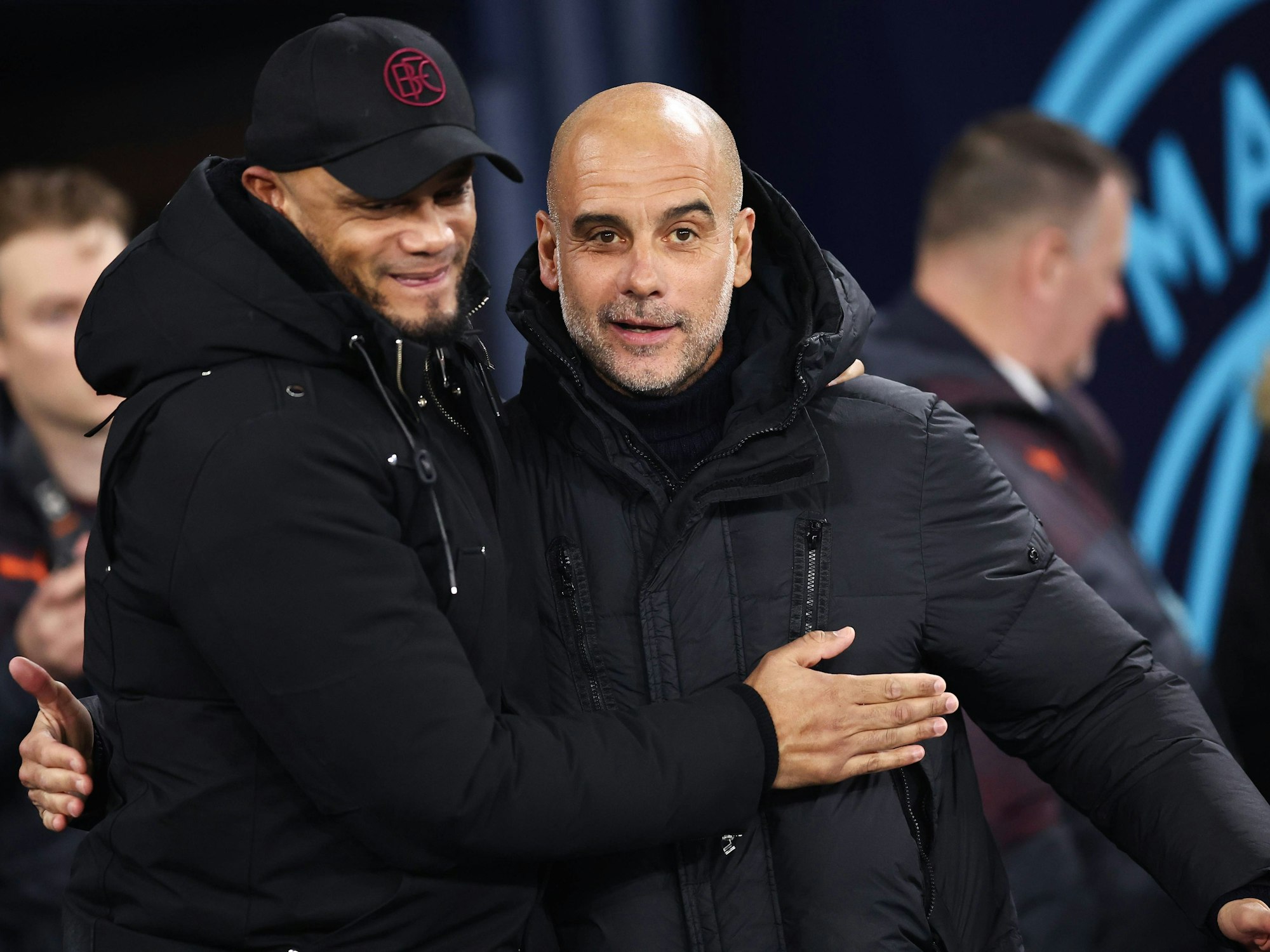 Vincent Kompany (l.) und Pep Guardiola umarmen sich.