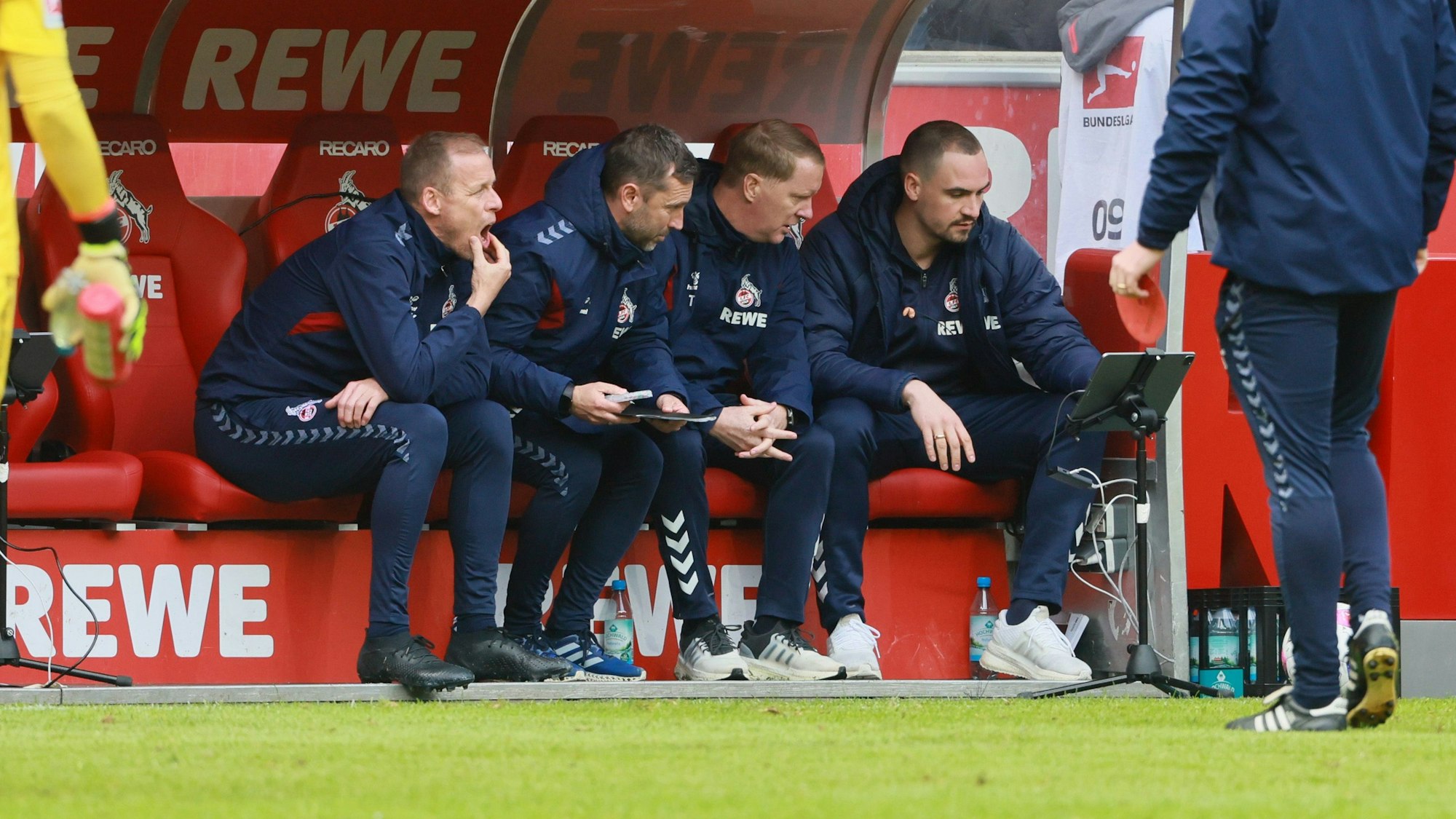 FC-Bank mit Kevin McKenna, Andre Pawlak, Timo Schultz, Hannes Dold (1. FC Köln).