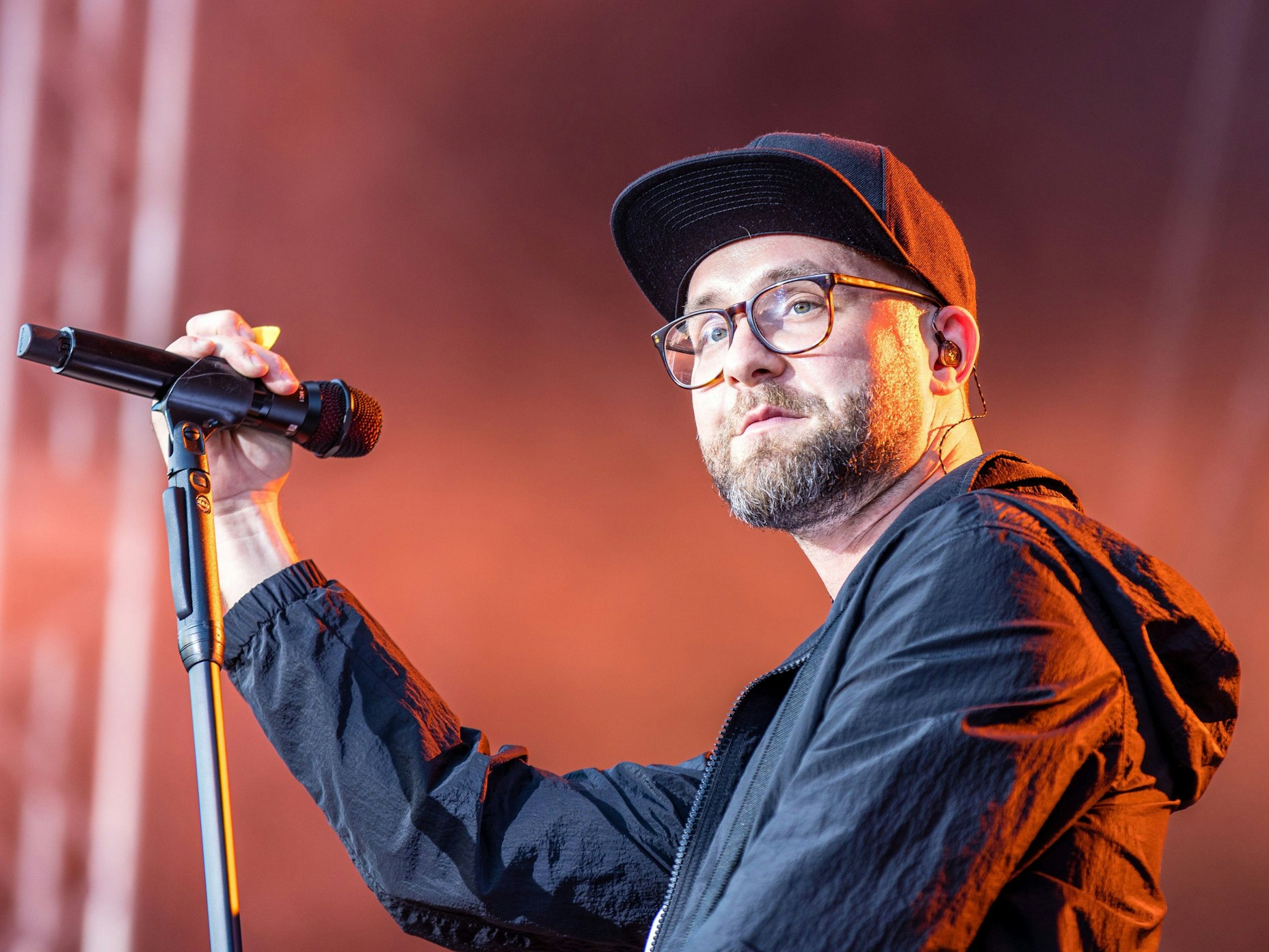Der Sänger Mark Forster steht bei einem Konzert innerhalb seiner „Open Air Tour 2022“ auf der Bühne im Spreeauenpark. Konzerte seiner „Arena Tour“ musste er aus gesundheitlichen Gründen absagen.