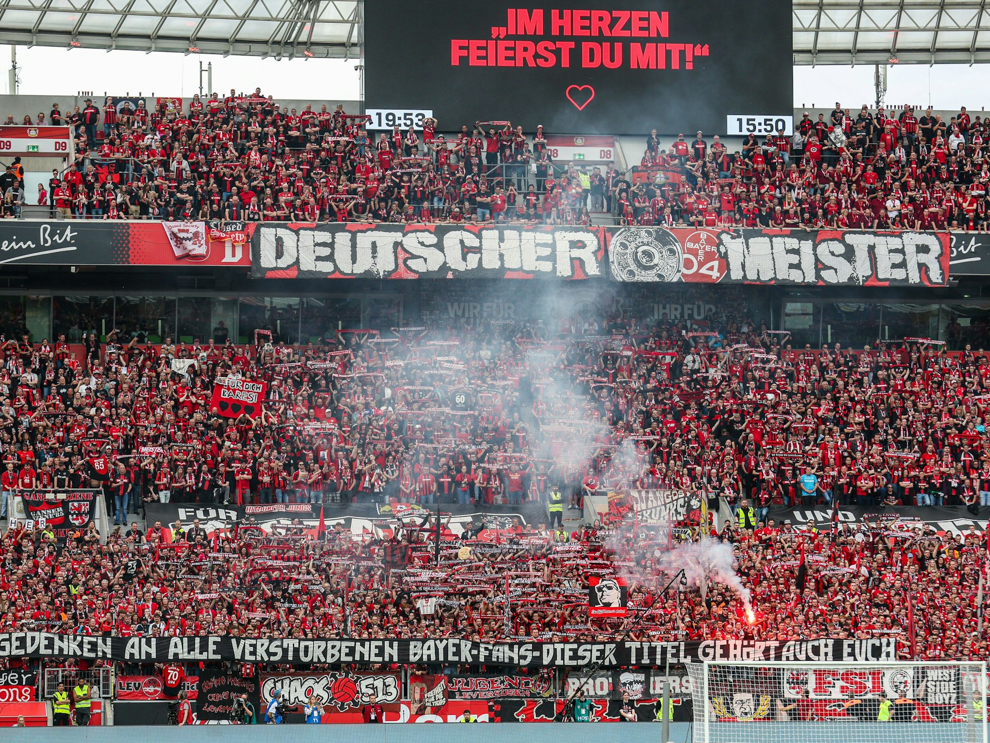 Bayer Leverkusens Fans feiern den Meistertitel.