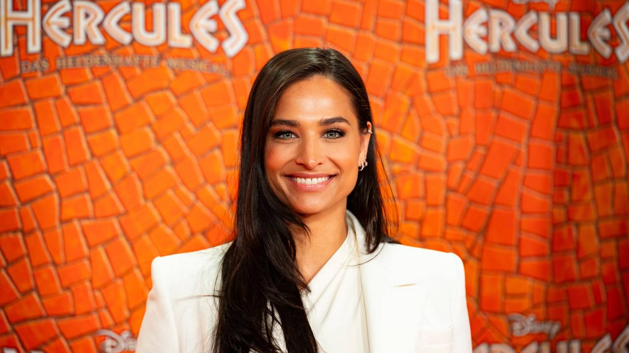 Amira Pocher, Moderatorin, steht auf dem Roten Teppich vor der Weltpremiere des Musicals „Hercules“.
