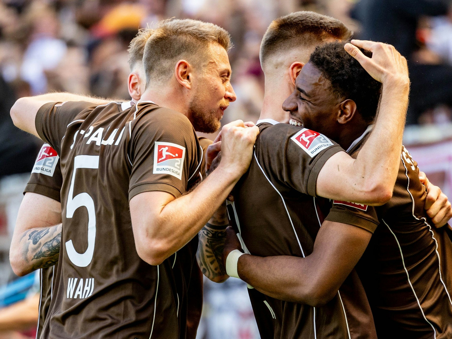 Die Spieler von St. Pauli jubeln gegen den VfL Osnabrück.