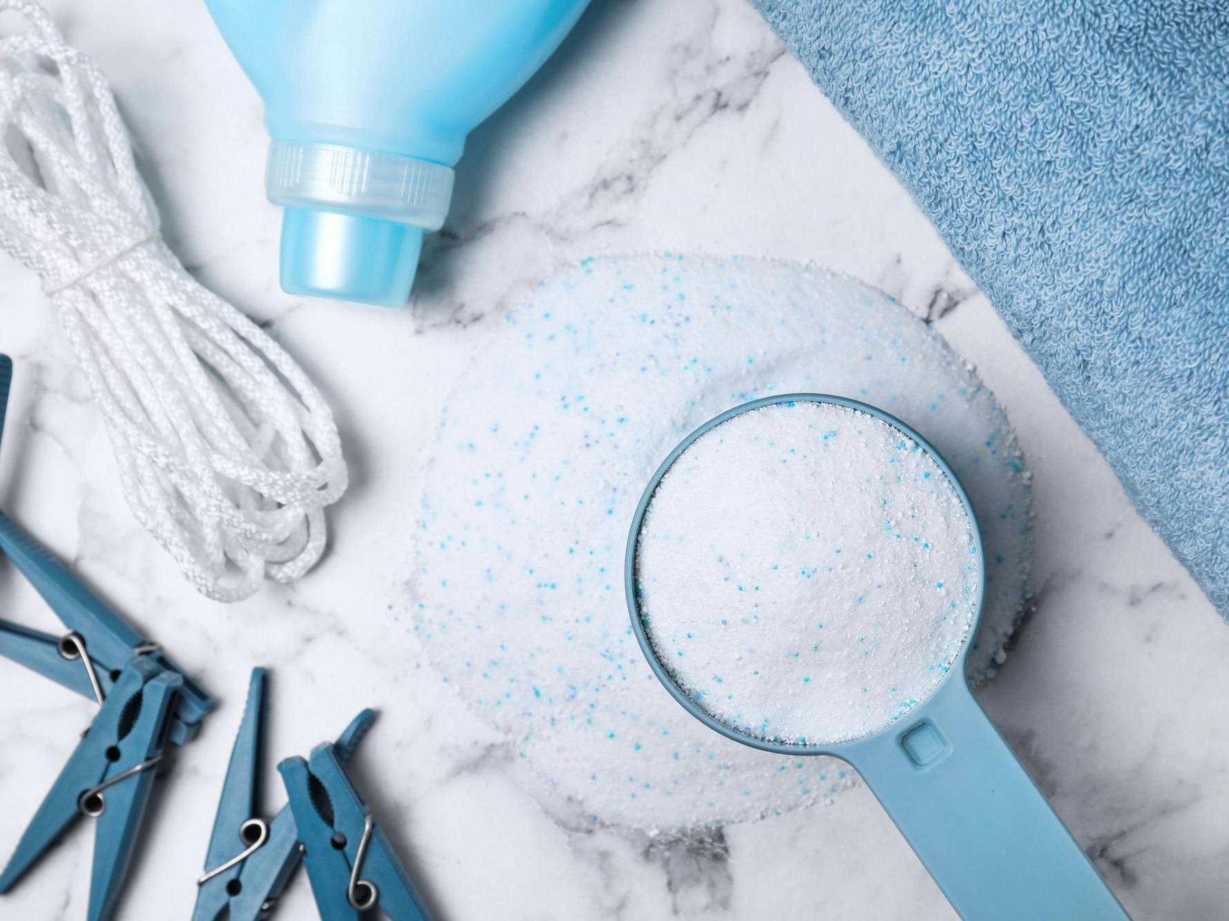 Waschmittel liegt auf einer Arbeitsplatte.