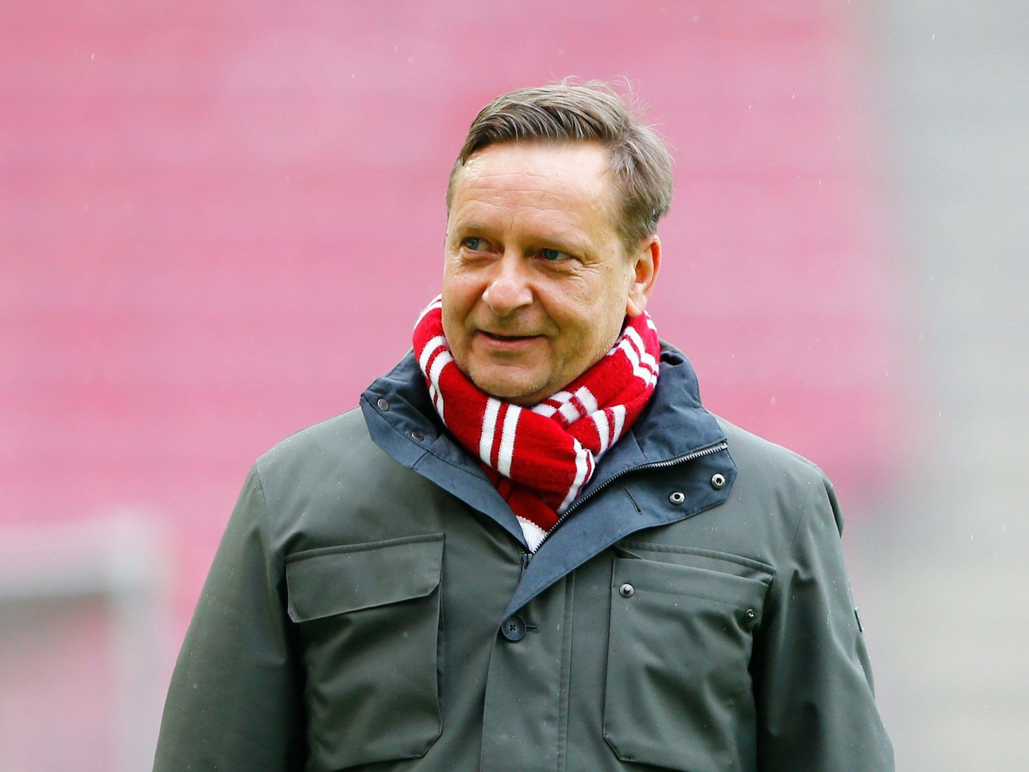 Horst Heldt, Kölns Geschäftsführer Sport, geht vor dem Spiel durch das Stadion. Heldt und Ruhnert kennen sich von Schalke.