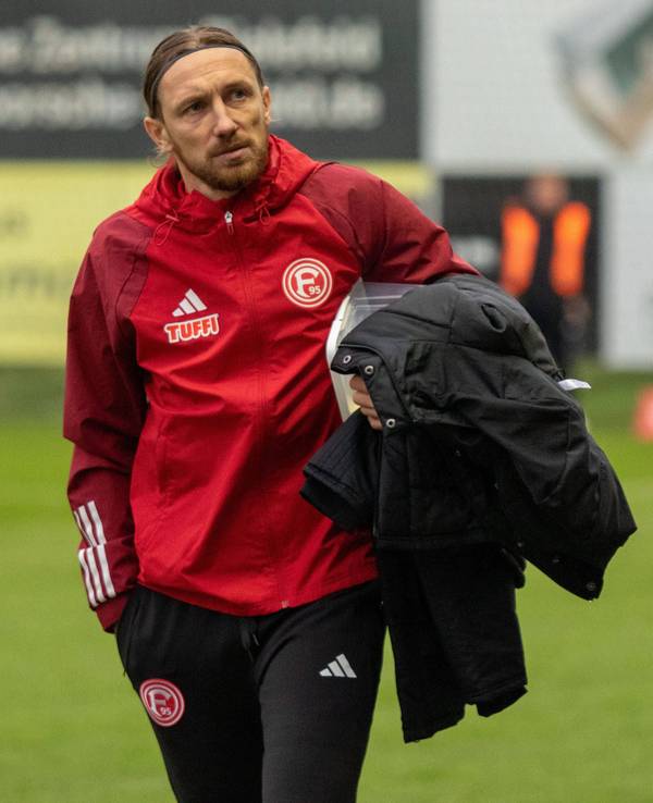 Fortuna Düsseldorfs Adam Bodzek geht vor dem Spiel beim SV Rödinghausen über den Platz.