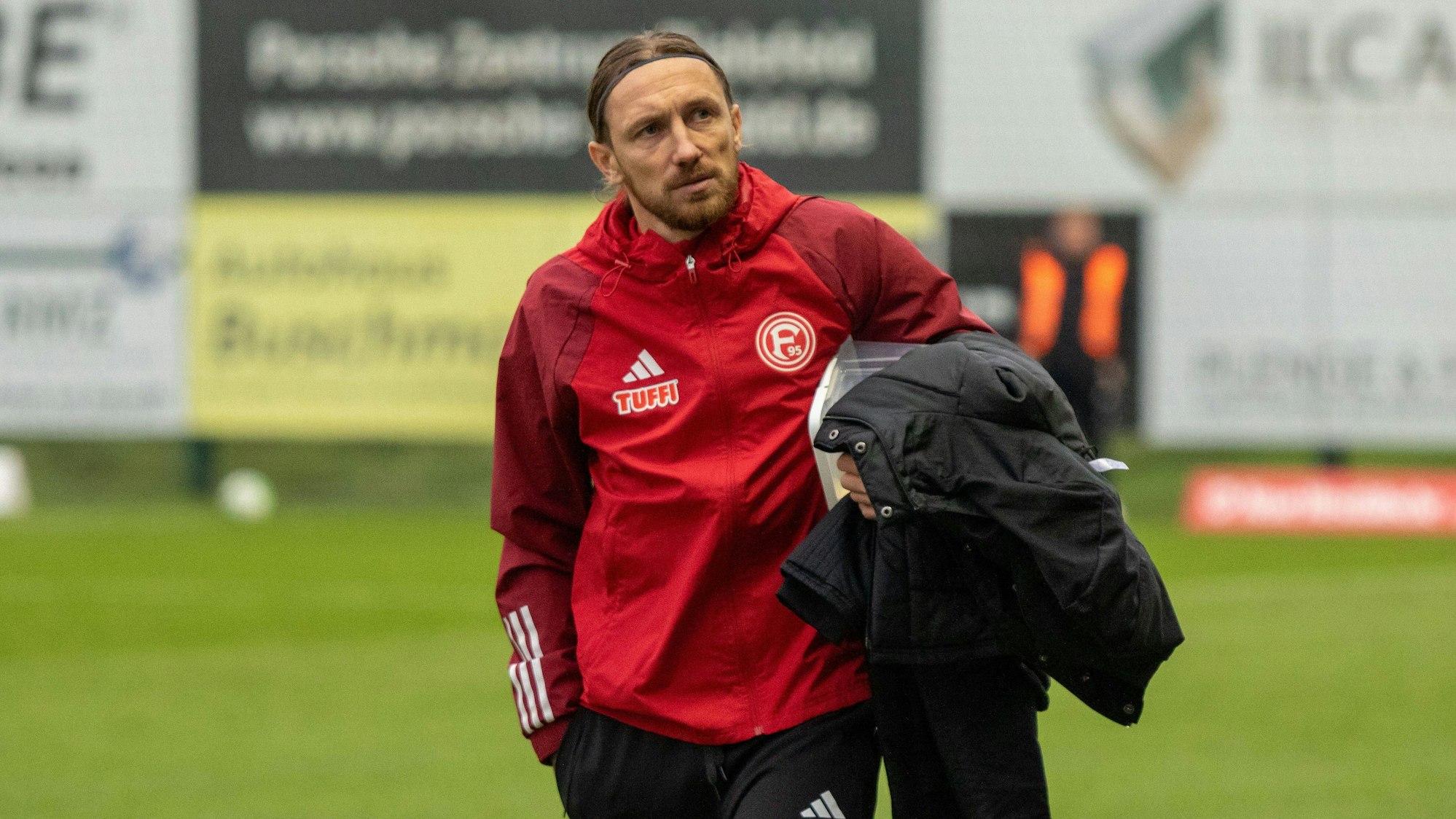 Fortuna Düsseldorfs Adam Bodzek geht vor dem Spiel beim SV Rödinghausen über den Platz.