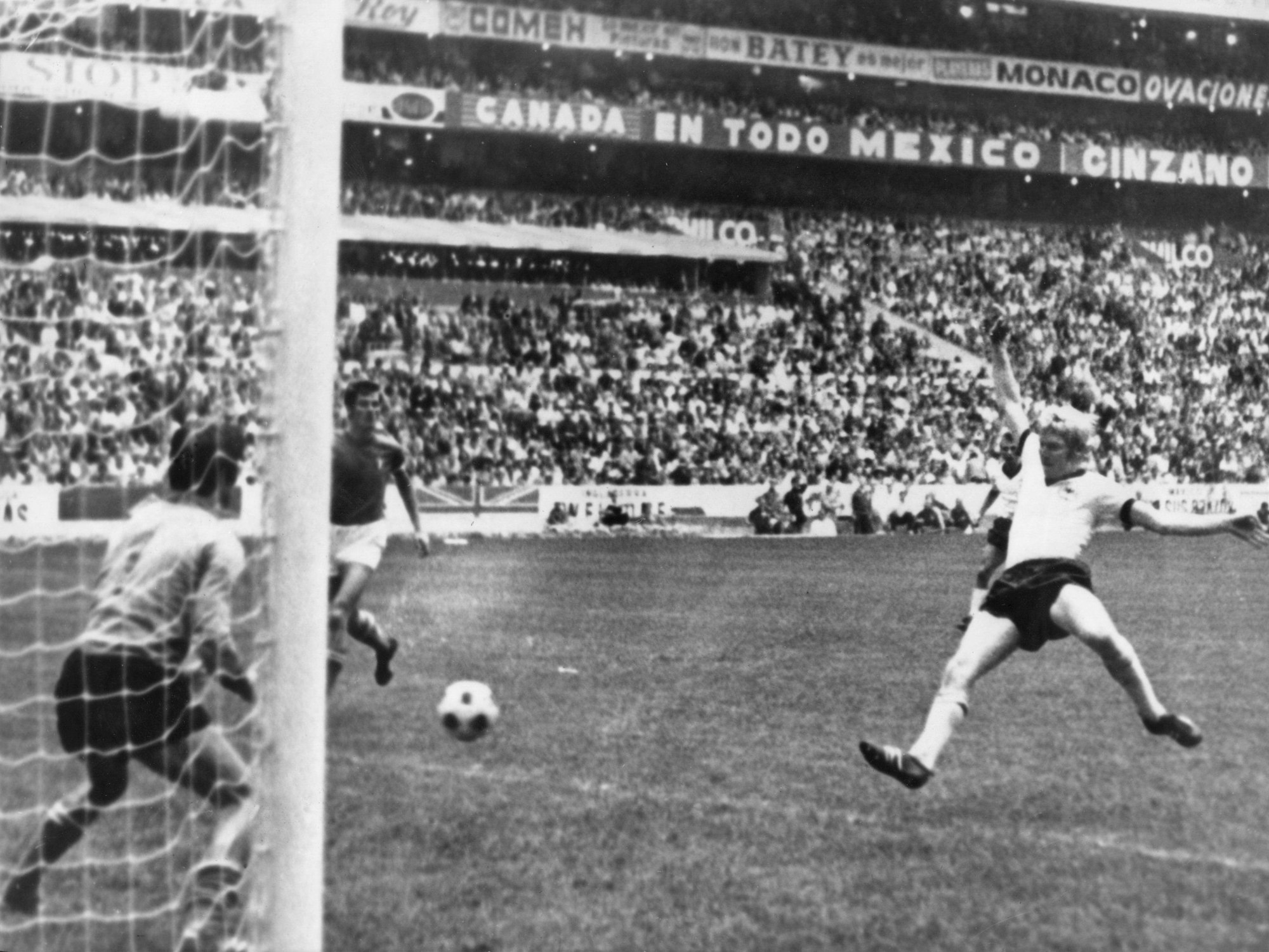 Dieser Treffer machte ihn zur Legende: Der deutsche Abwehrspieler Karl-Heinz Schnellinger (r) lenkte den Ball im WM-Halbfinale in das von Enrico Albertosi (l) gehütete italienische Tor und besorgt so in der 91. Spielminute den 1:1-Ausgleich im Aztekenstadion. Die Verlängerung gewann Italien 4:3. Die Partie ging als Jahrhundertspiel in die Geschichte ein.