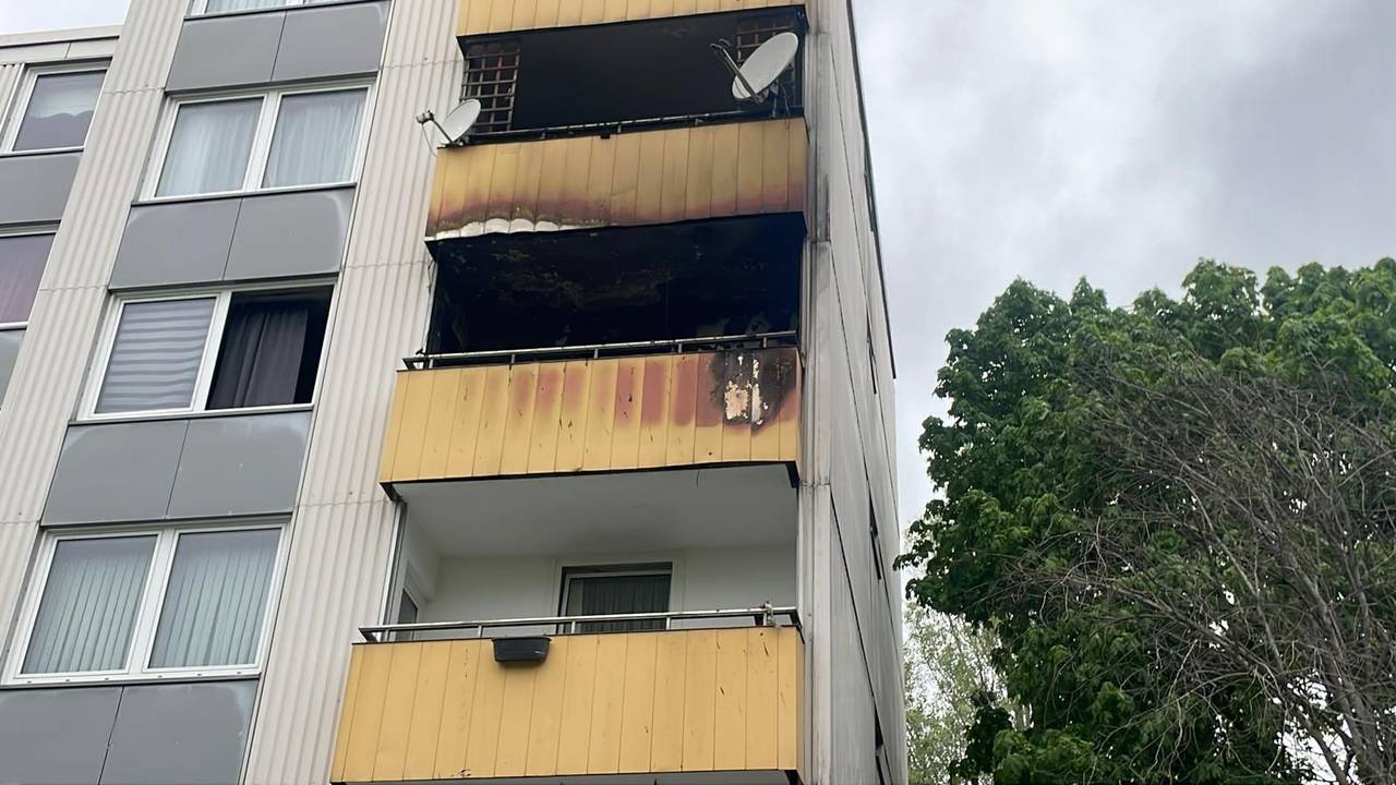Blick auf eine ausgebrannte Wohnung von außen.