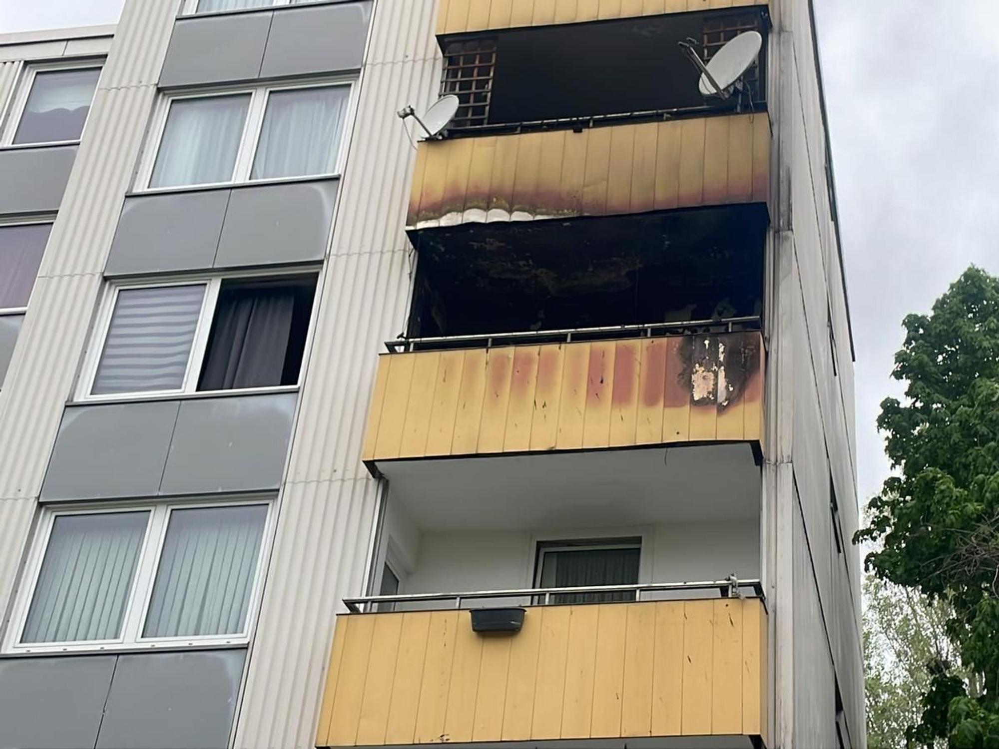 Blick auf eine ausgebrannte Wohnung von außen.