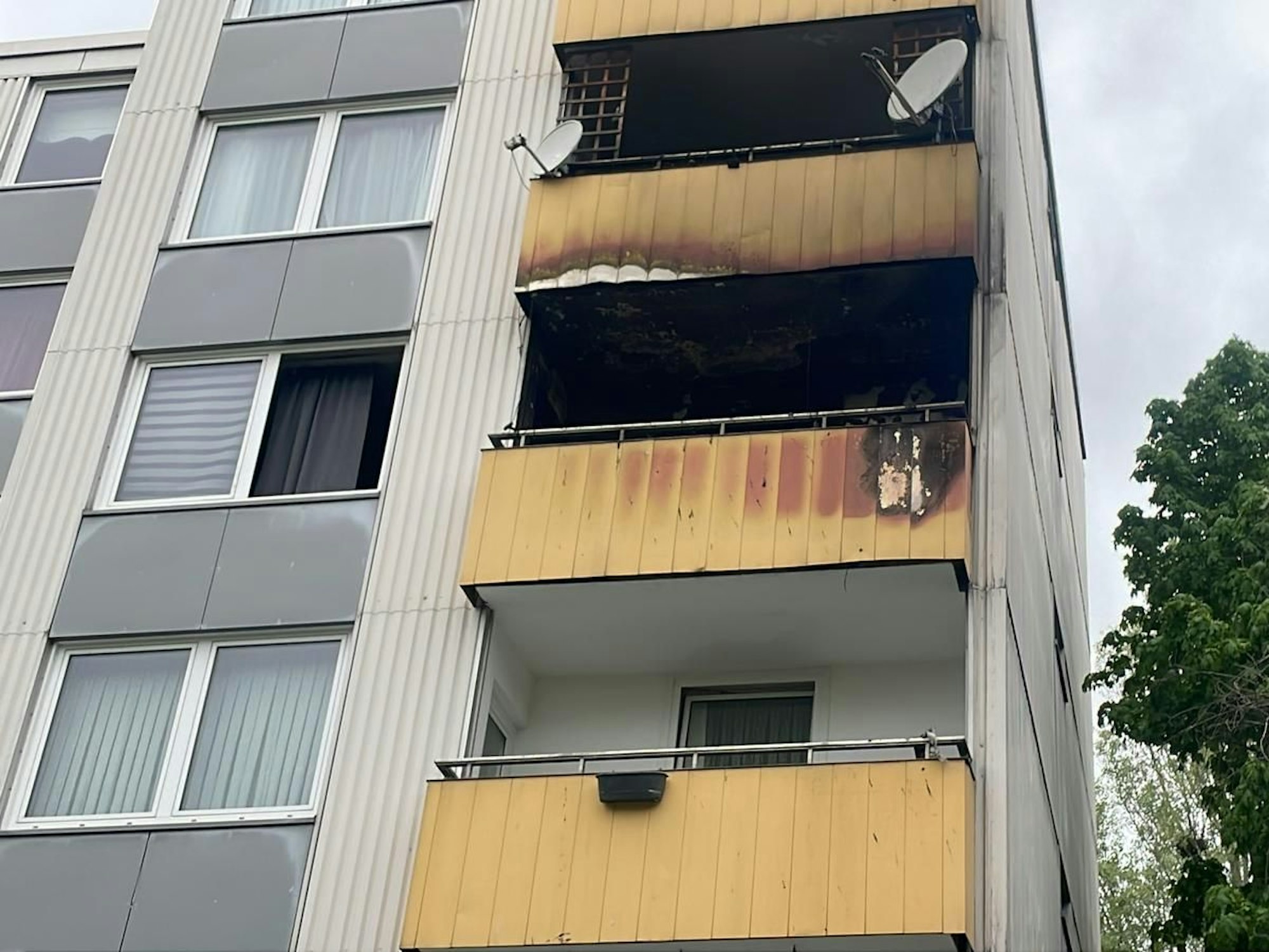 Blick auf eine ausgebrannte Wohnung von außen.