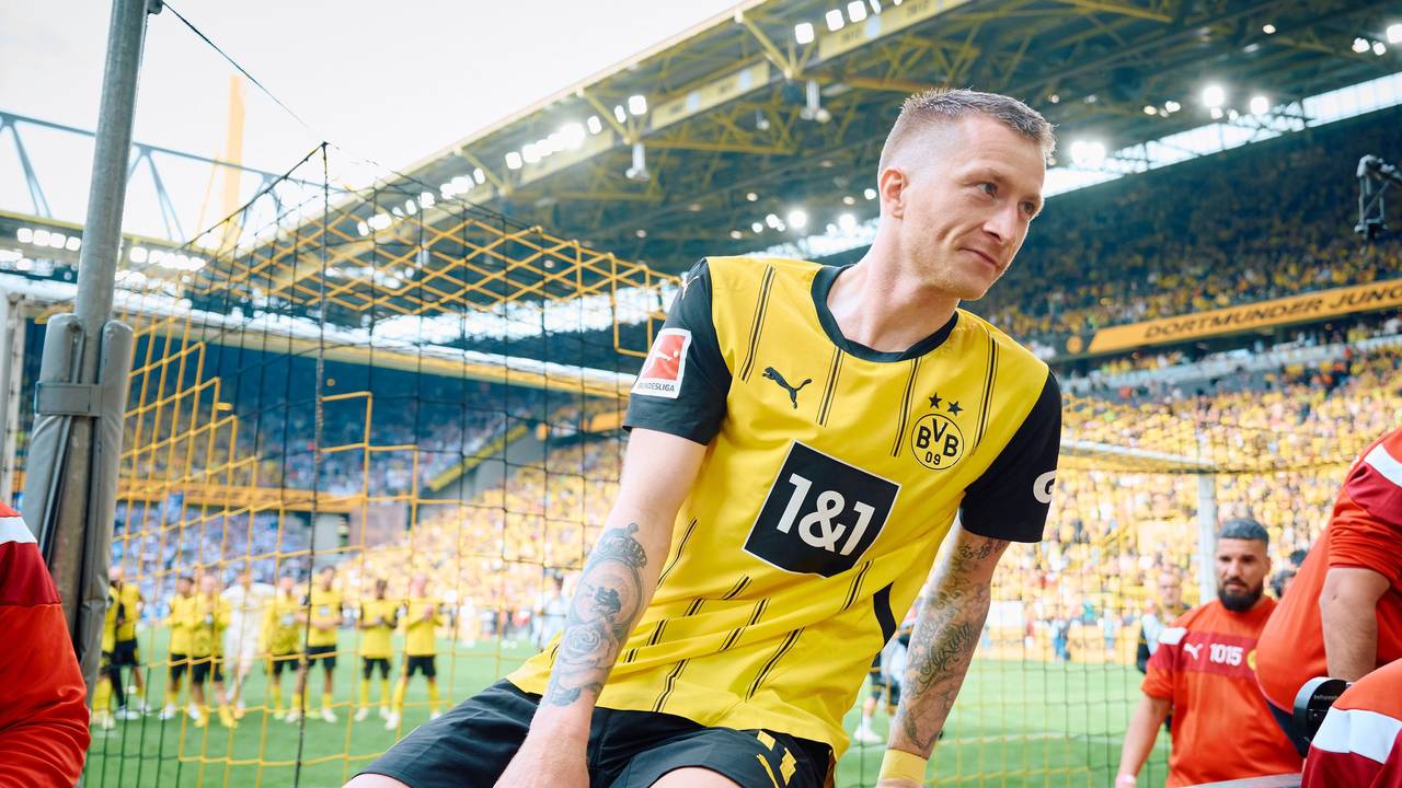 Dortmunds Marco Reus klettert nach dem Spiel über die Bande.