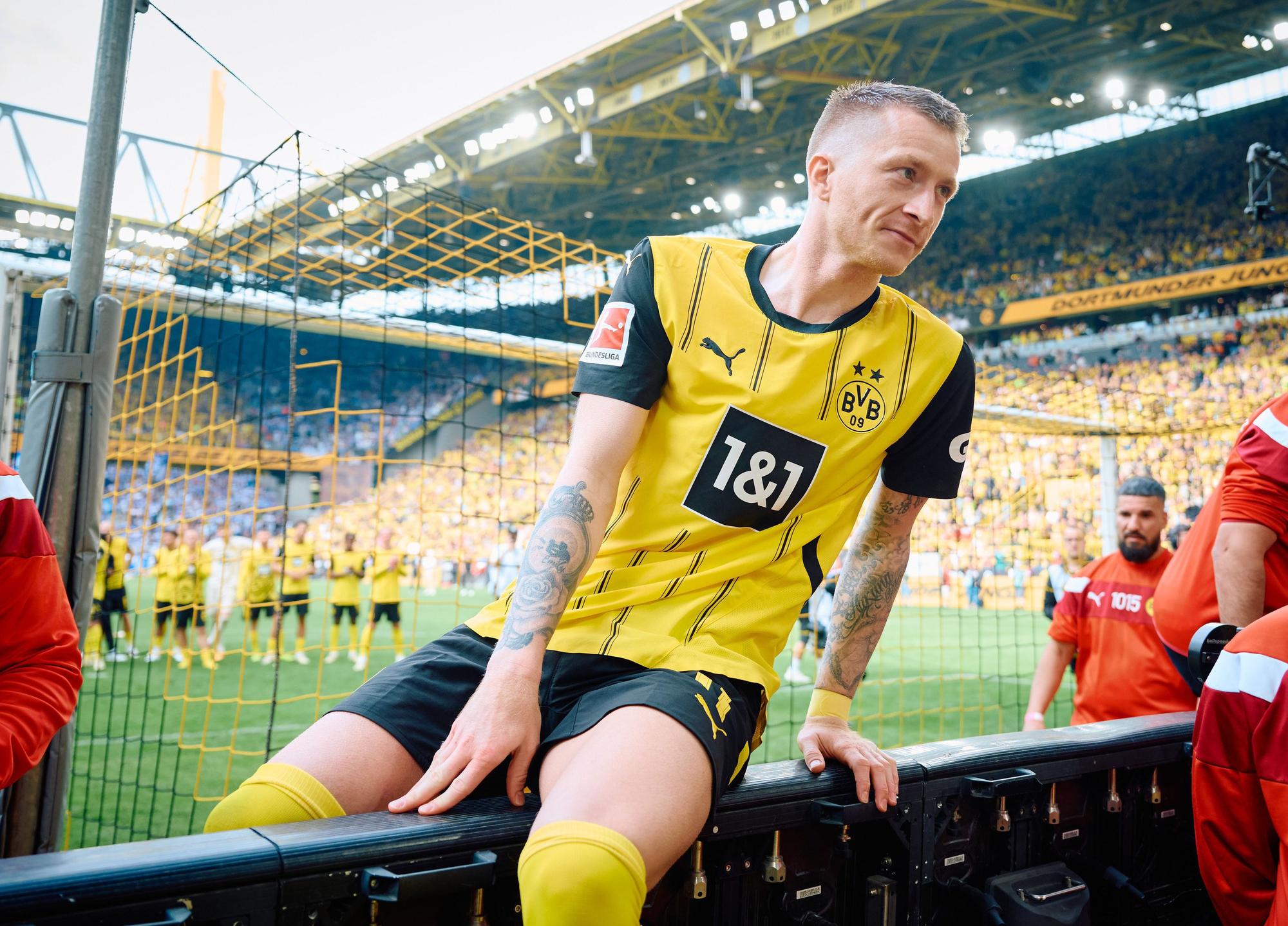 Dortmunds Marco Reus klettert nach dem Spiel über die Bande.