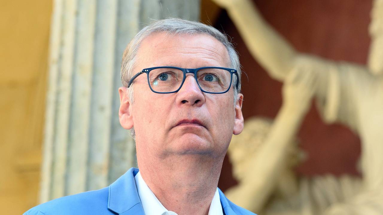 Günther Jauch, Fernsehmoderator und Entertainer, steht während der Pressekonferenz zur Spendenaktion für den Erhalt der Campanile der Friedenskirche im Park Sanssouci.