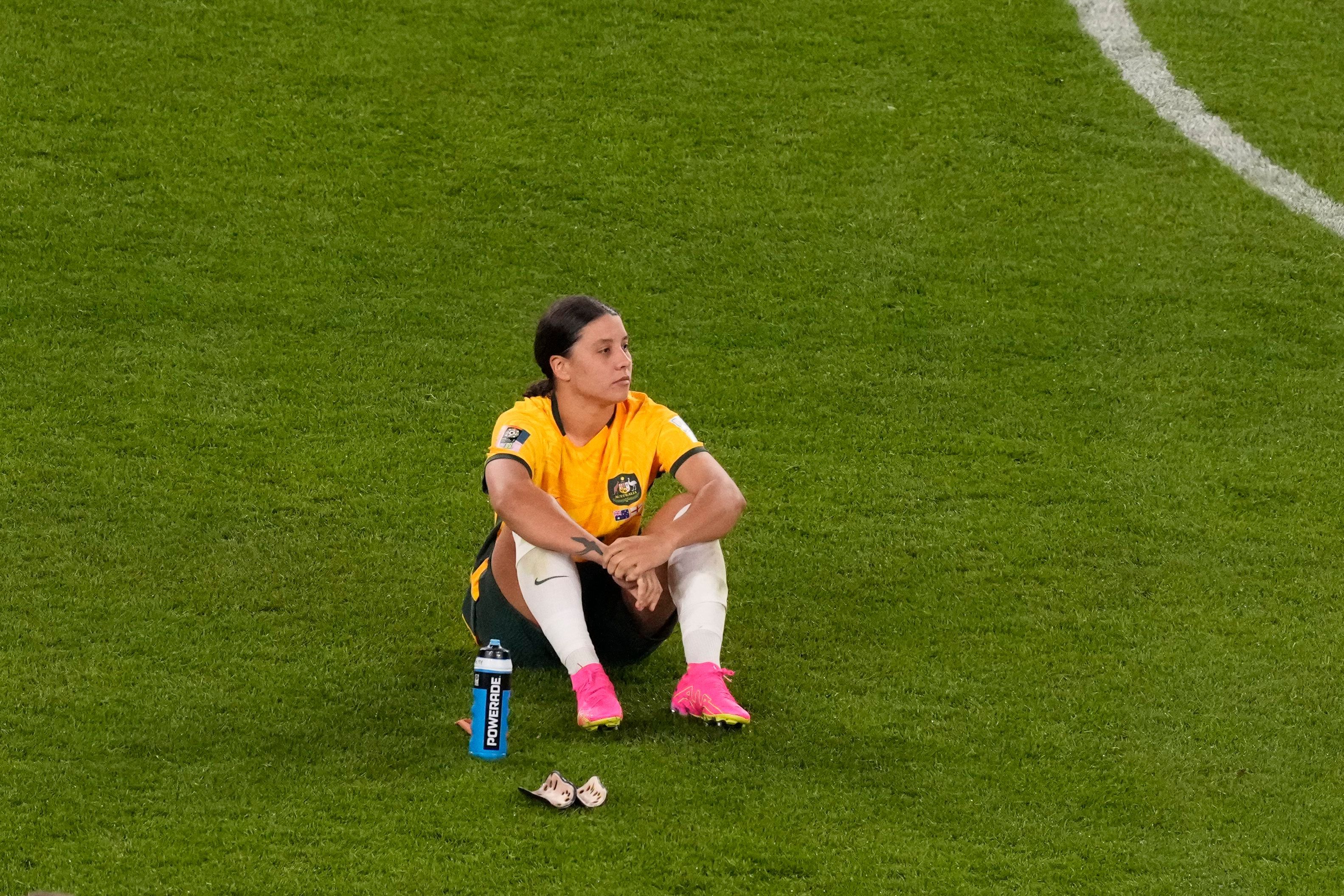 Sam Kerr aus Australien sitzt nach dem Ausscheiden im Halbfinale auf dem Boden.