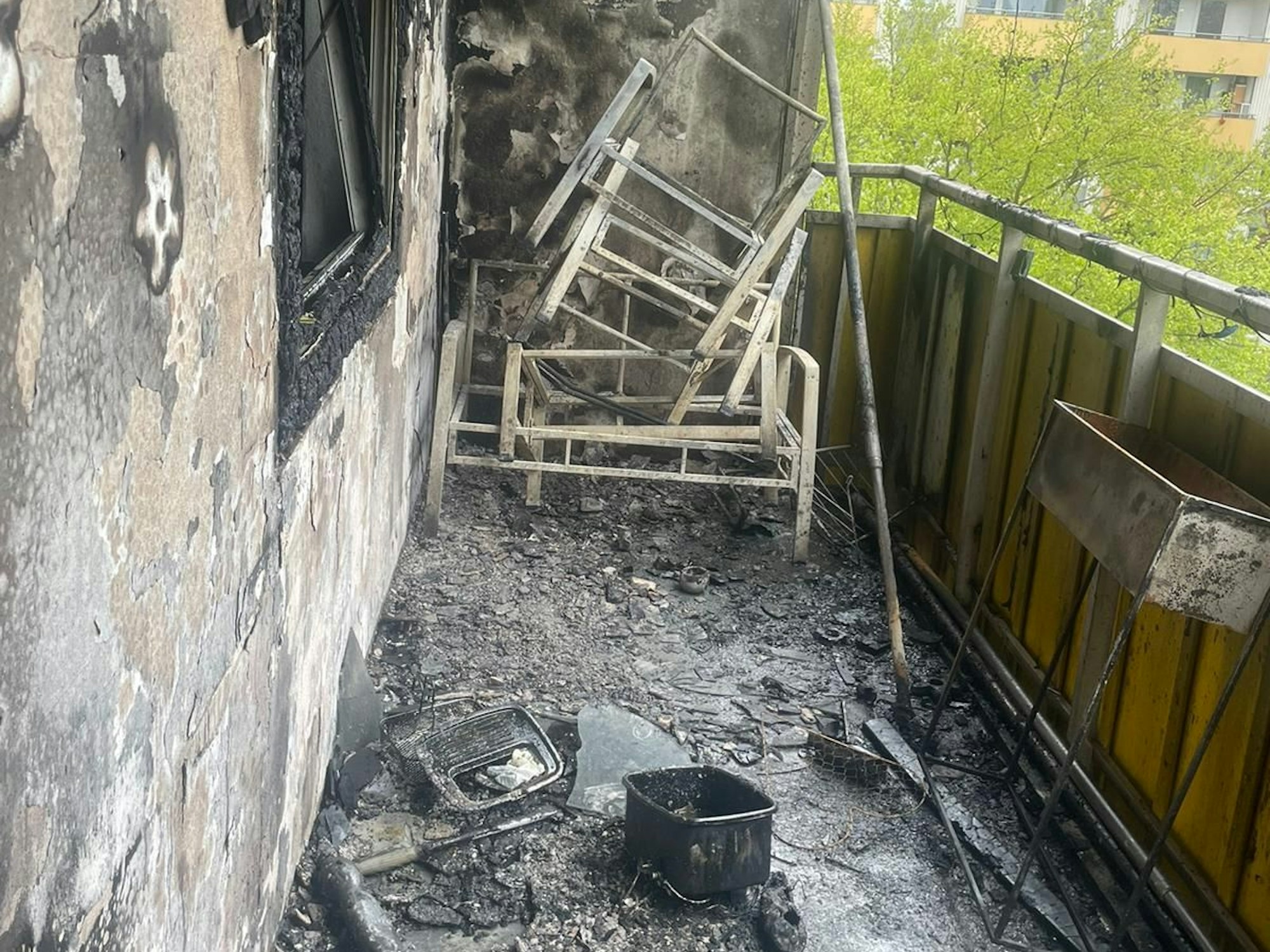 Blick auf einen ausgebrannten Balkon.