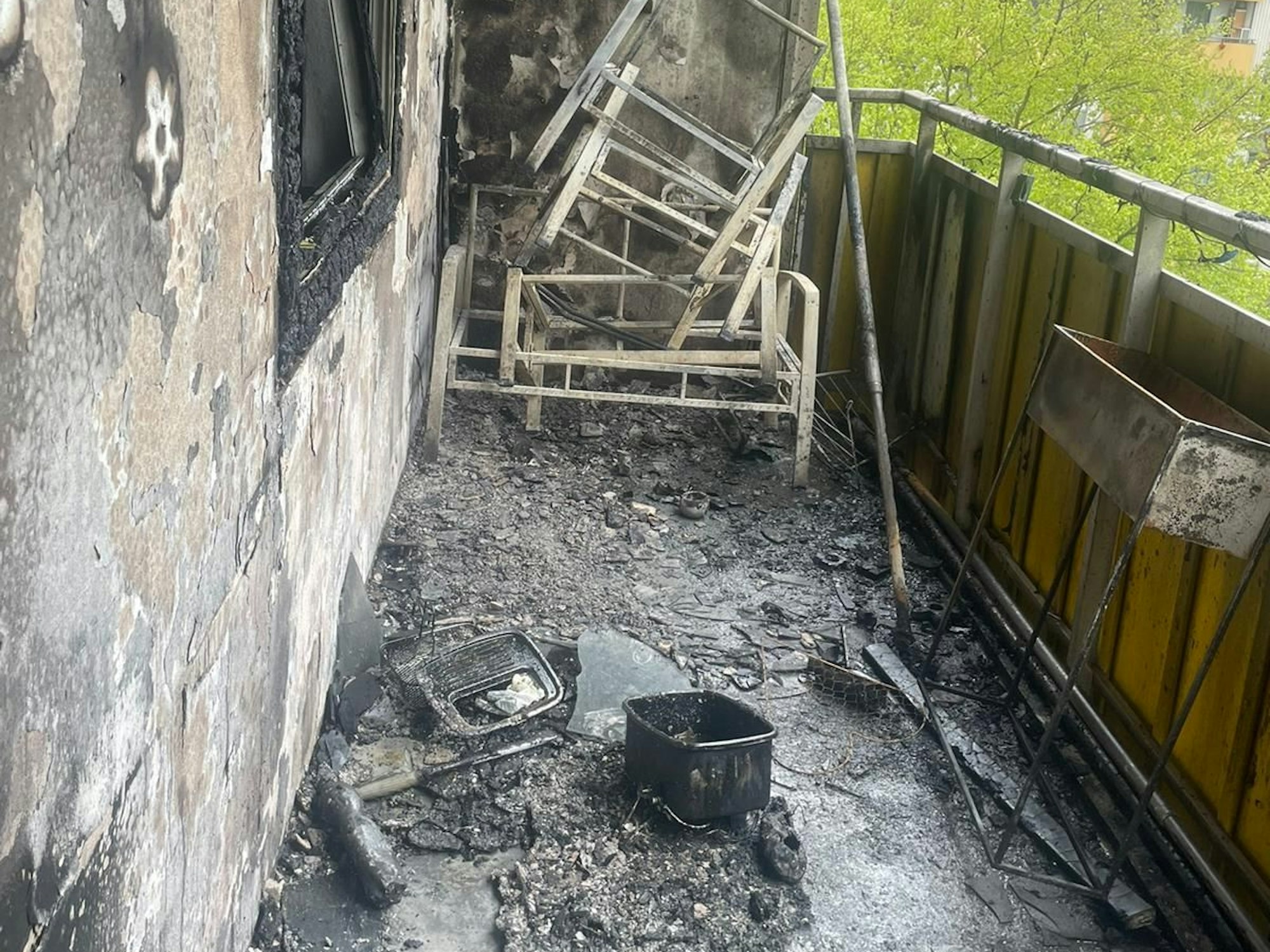 Ein ausgebrannter Balkon.