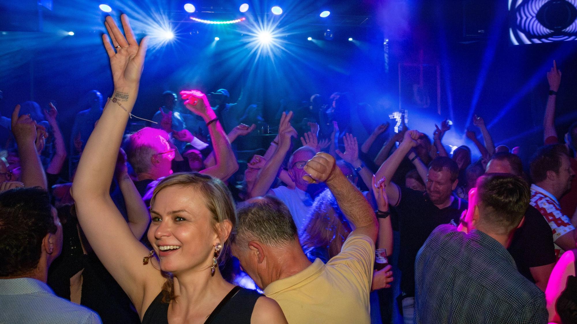 Foto einer Party mit tanzenden Menschen in der Kölner Location Groove Bar.