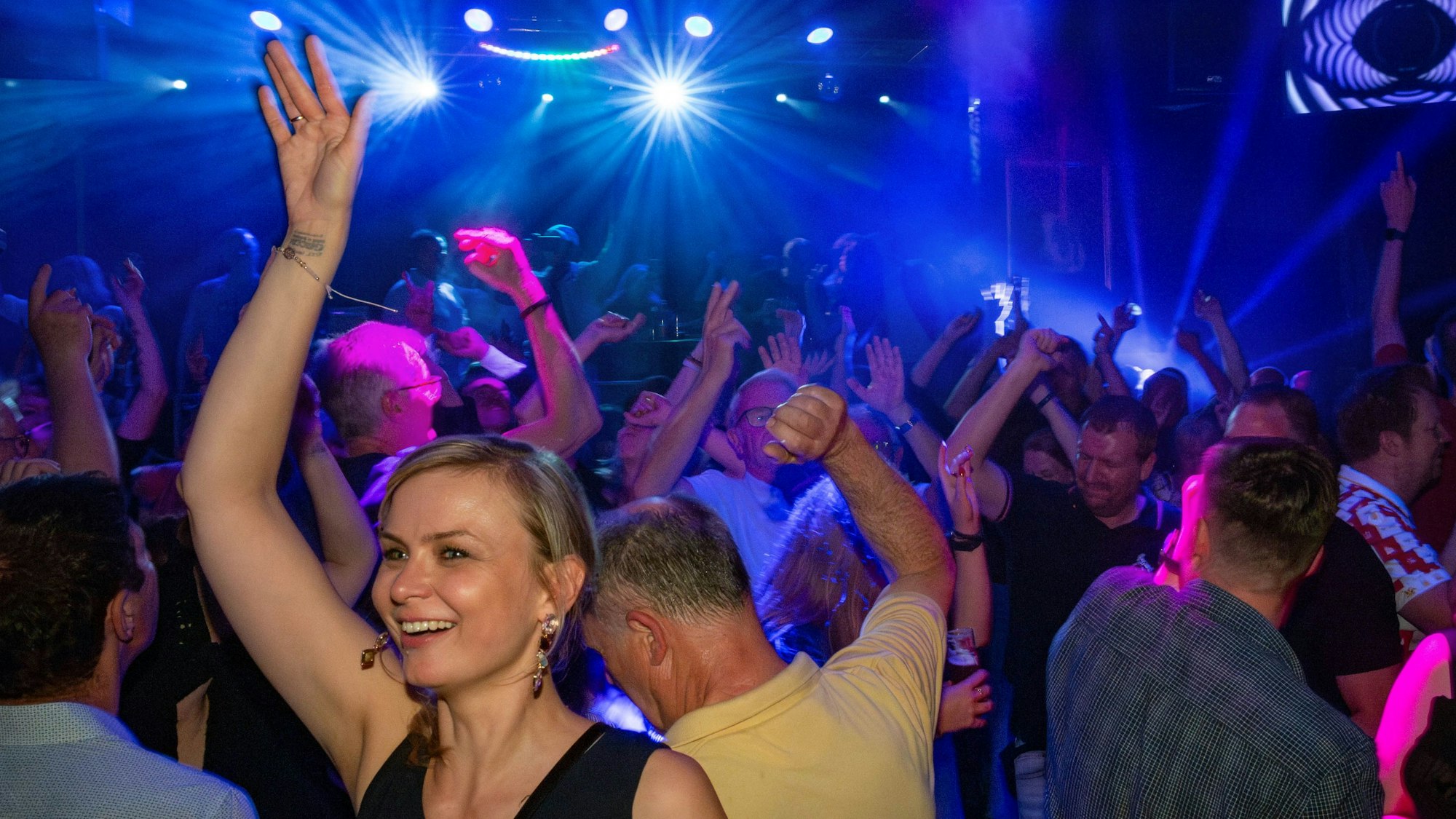 Foto einer Party mit tanzenden Menschen in der Kölner Location Groove Bar.