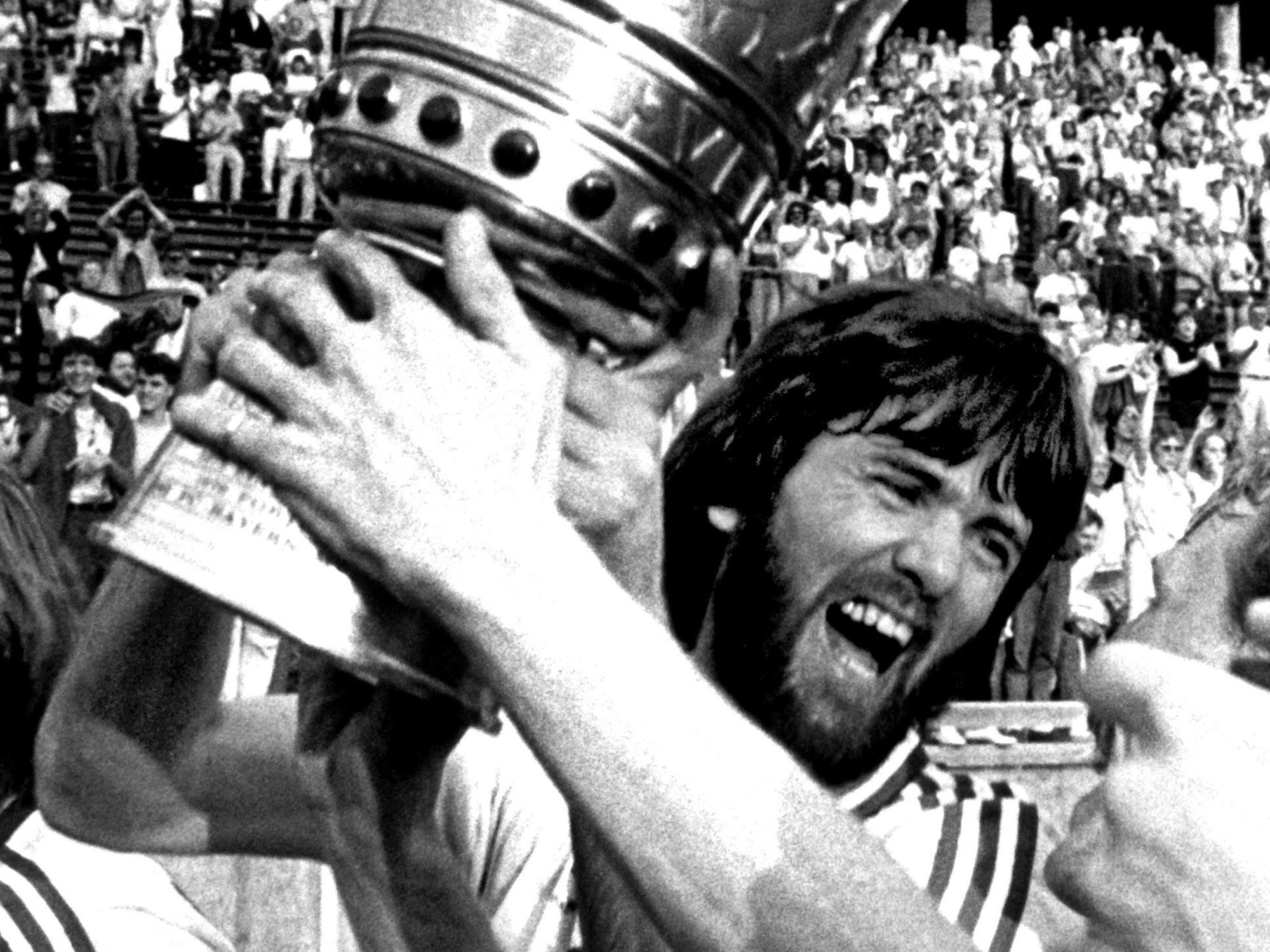 Der Uerdinger Friedhelm Funkel hebt jubelnd den DFB-Pokal in die Höhe.