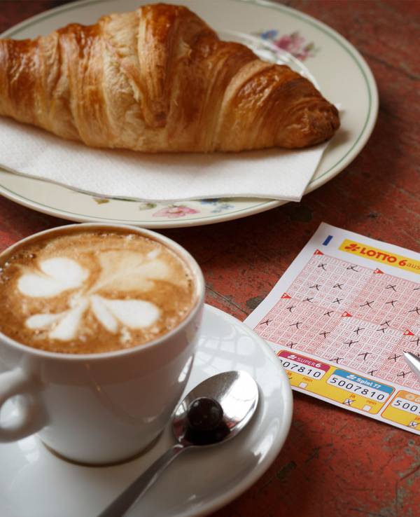 Lottoschein auf Frühstückstisch