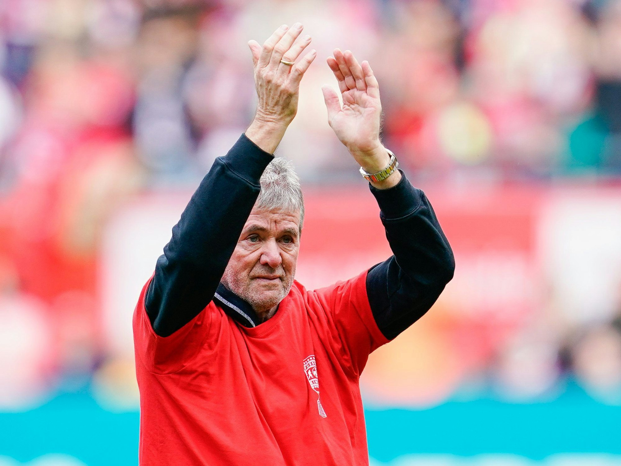 Kaiserslauterns Trainer Friedhelm Funkel bedankt sich bei den Fans.