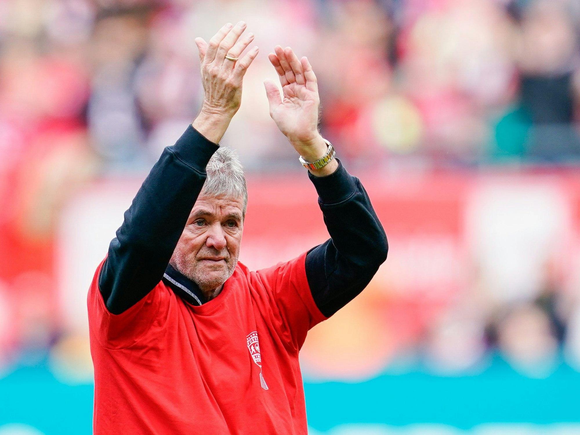 Fritz-Walter-Stadion: Kaiserslauterns Trainer Friedhelm Funkel bedankt sich bei den Fans.
