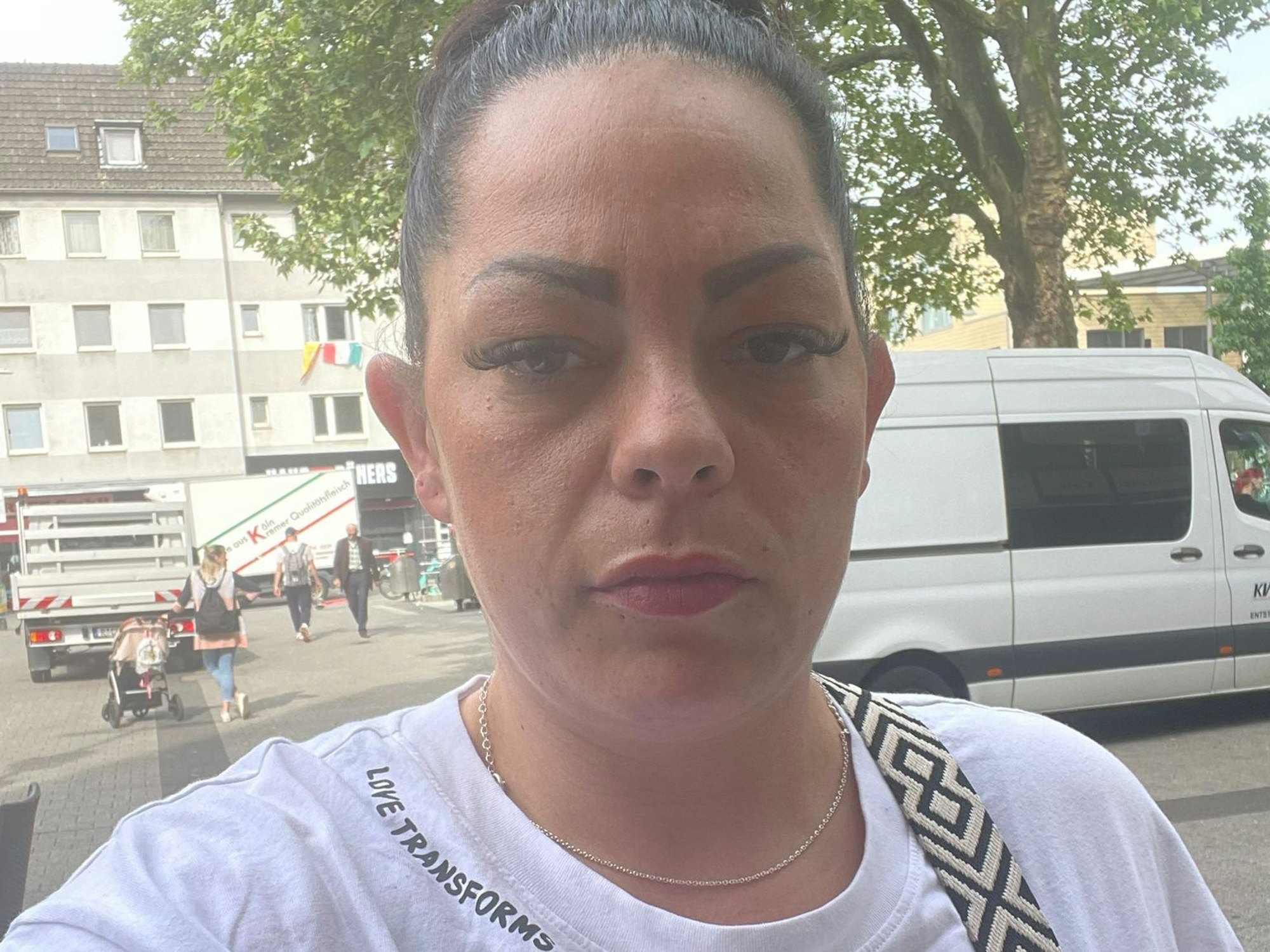 Eine Frau schaut in die Kamera.