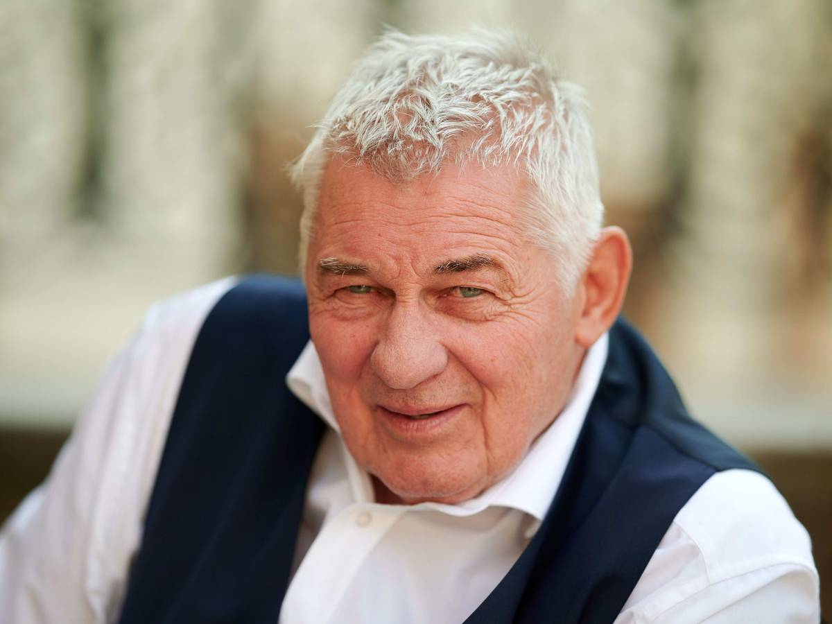 Schauspieler Heinz Hoenig sitzt bei einem Fototermin bei Dreharbeiten zur Serie „Verbotene Liebe – Next Generation“ auf einer Treppe, hier im September 2020 in NRW.