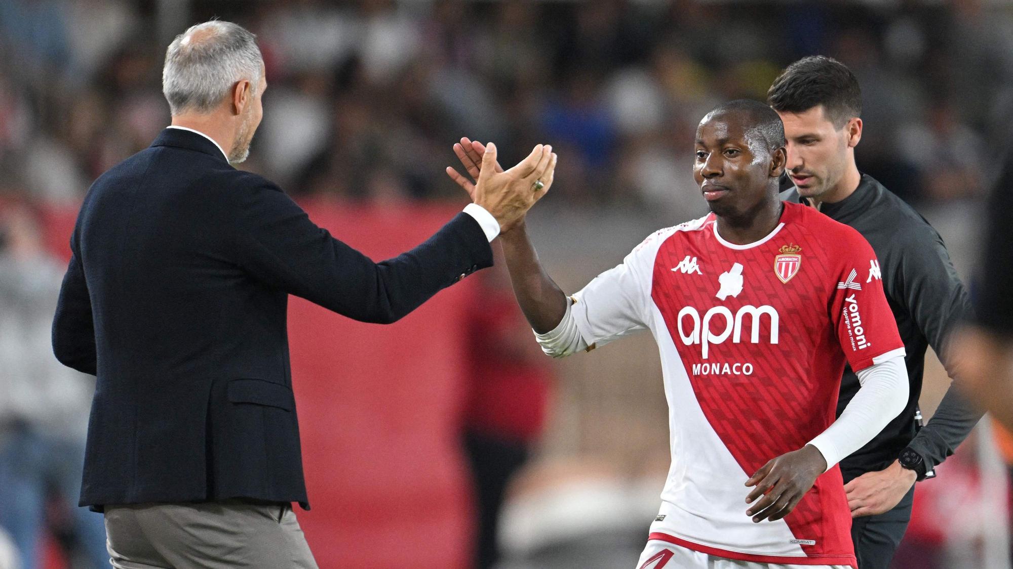 Trainer Adi Hütter und sein Mittelfeldspieler Mohamed Camara klatschen nach dem 4:0-Sieg gegen den FC Nantes am 19. Mai 2024 ab.