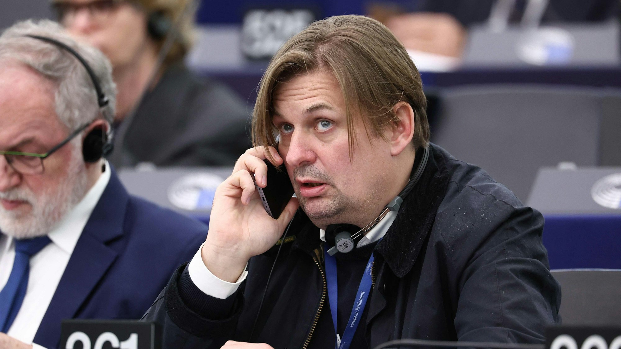 Maximilian Krah telefoniert im Europäischen Parlament