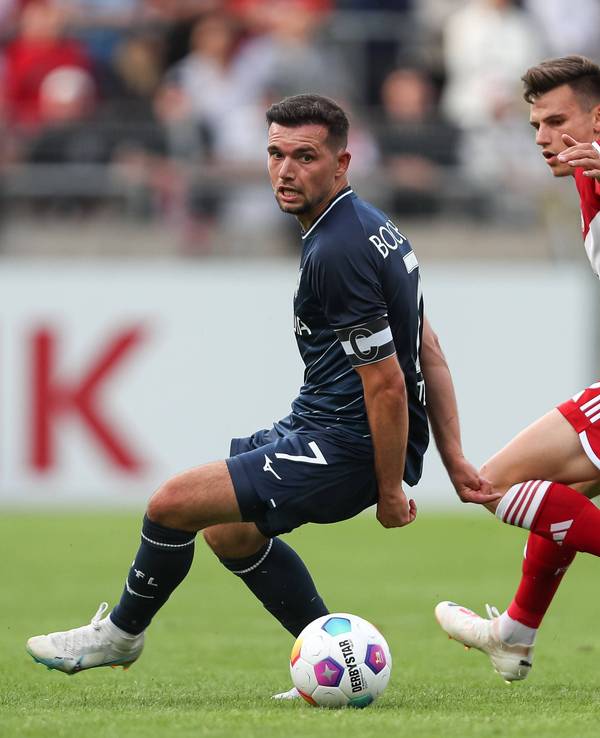 Fortuna Düsseldorfs Yannik Engelhardt und Bochums Kevin Stöger kämpfen um den Ball.