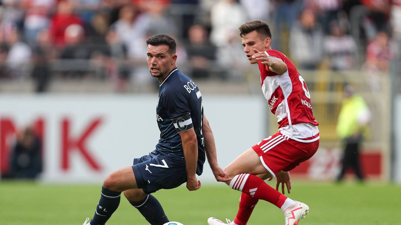Fortuna Düsseldorfs Yannik Engelhardt und Bochums Kevin Stöger kämpfen um den Ball.